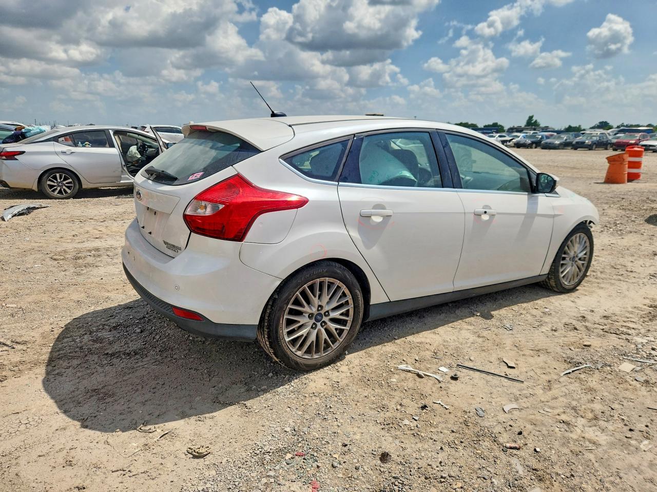2014 Ford Focus Titanium White vin: 1FADP3N2XEL348697