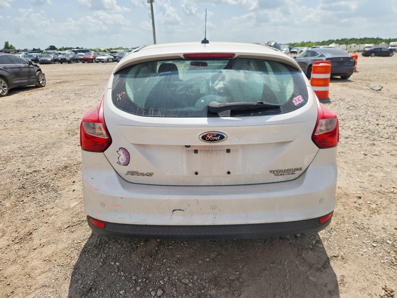 2014 Ford Focus Titanium White vin: 1FADP3N2XEL348697