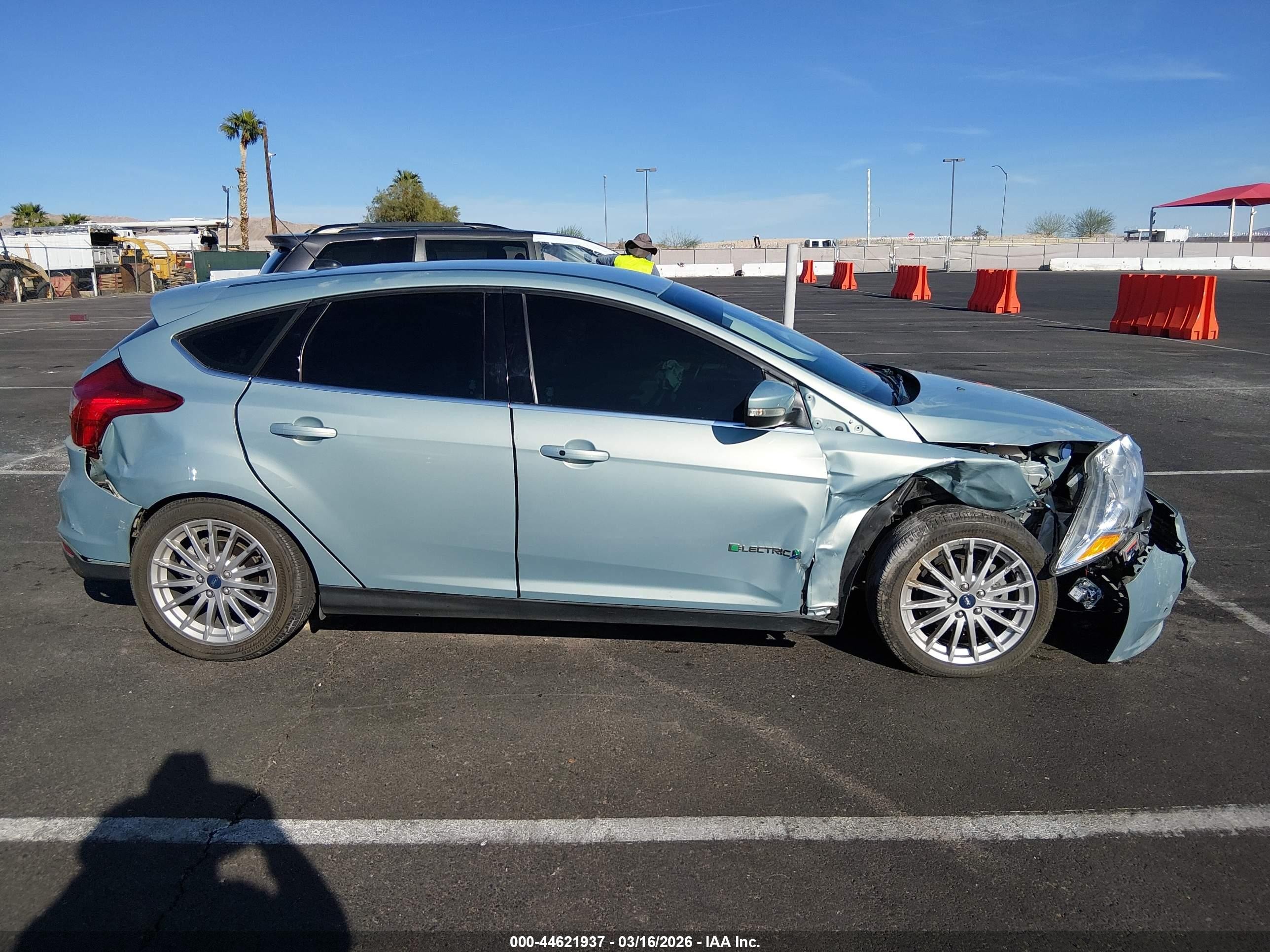 2013 Ford Focus Electric   Light Blue vin: 1FADP3R40DL364403
