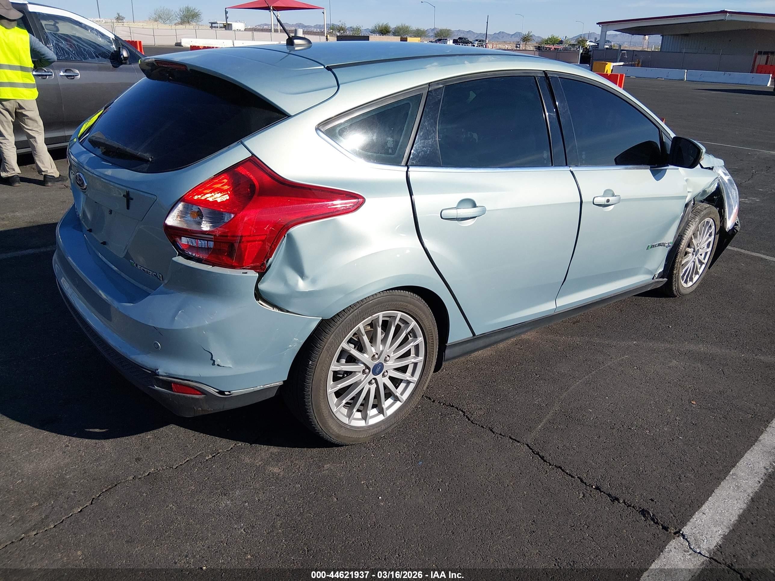 2013 Ford Focus Electric   Light Blue vin: 1FADP3R40DL364403