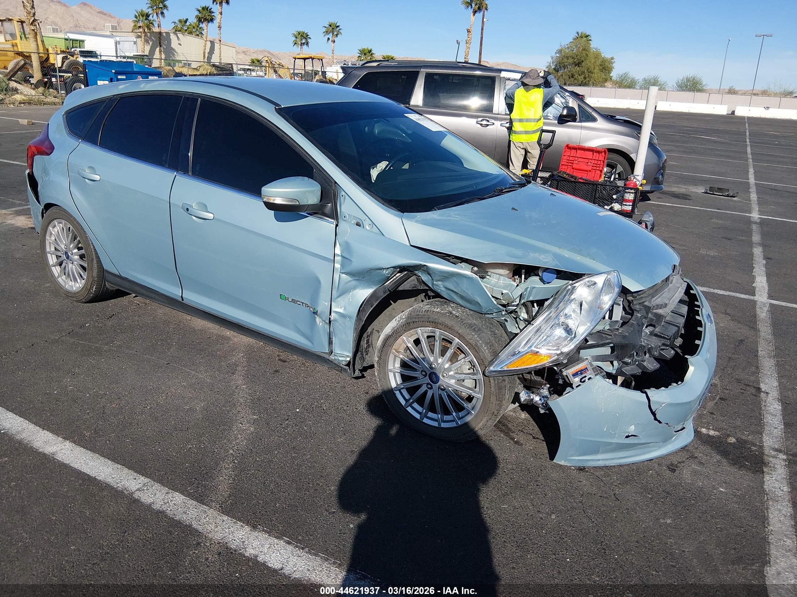2013 Ford Focus Electric   Light Blue vin: 1FADP3R40DL364403
