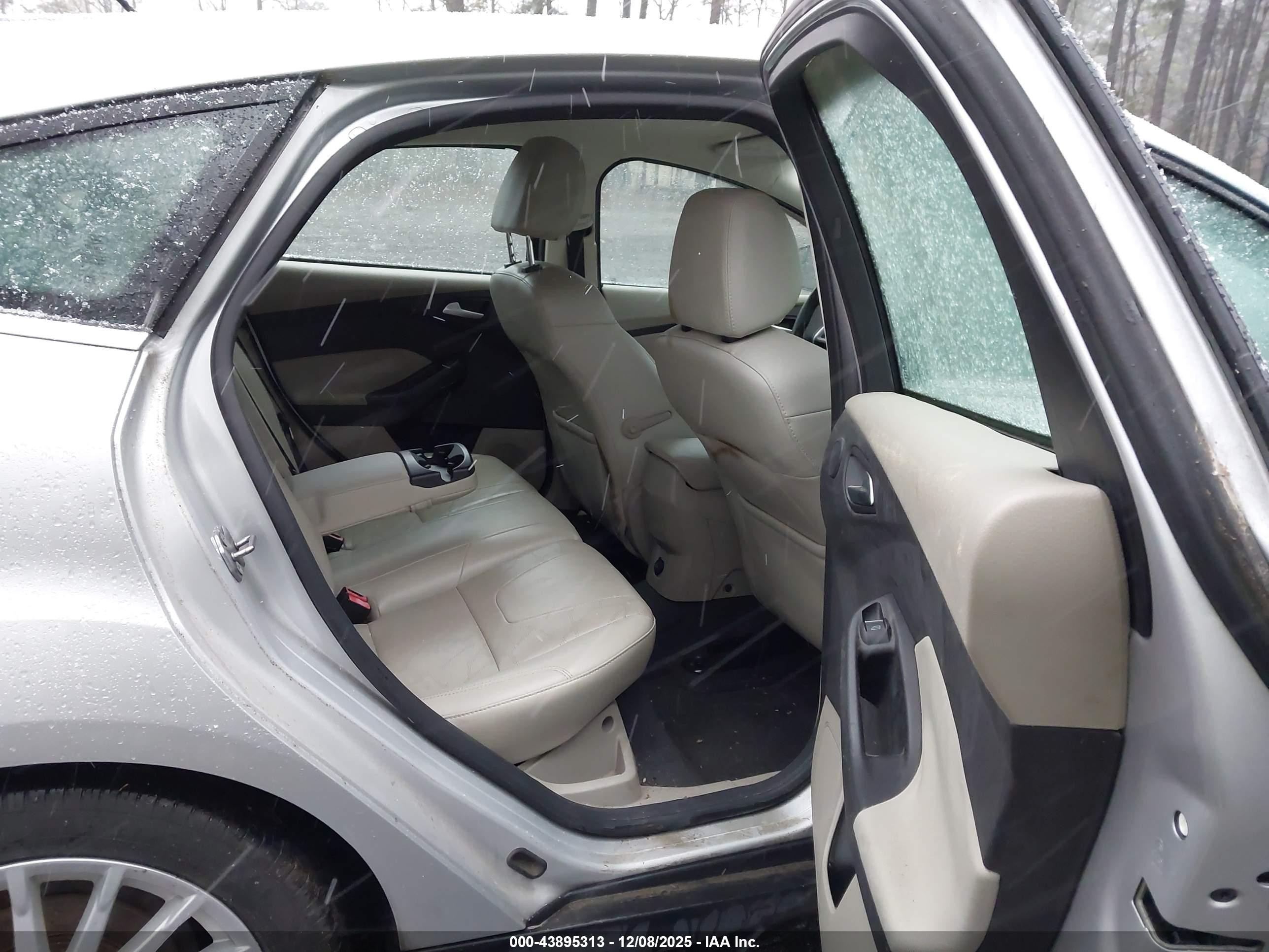 2013 Ford Focus Electric   Silver vin: 1FADP3R41DL165313