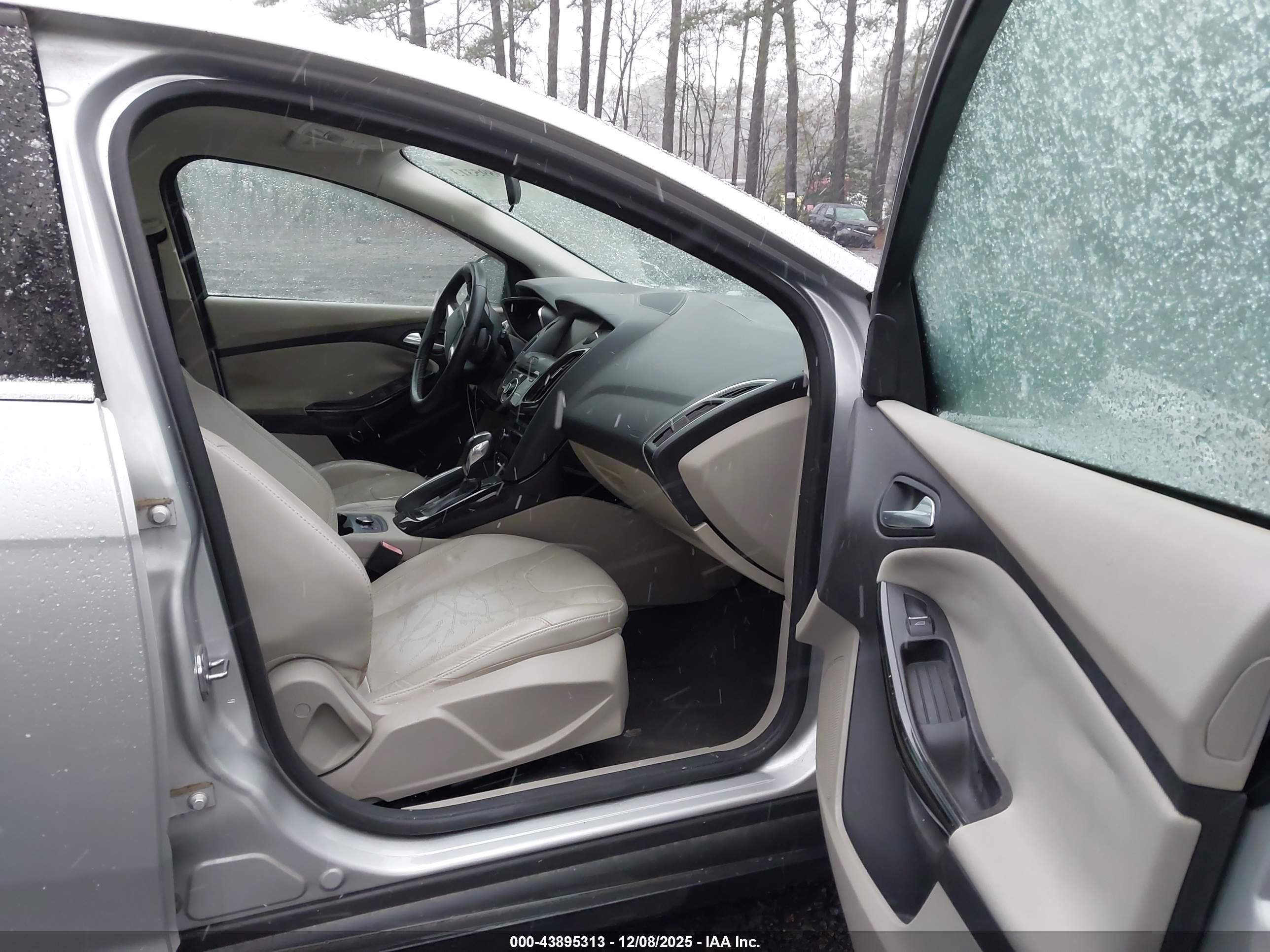 2013 Ford Focus Electric   Silver vin: 1FADP3R41DL165313