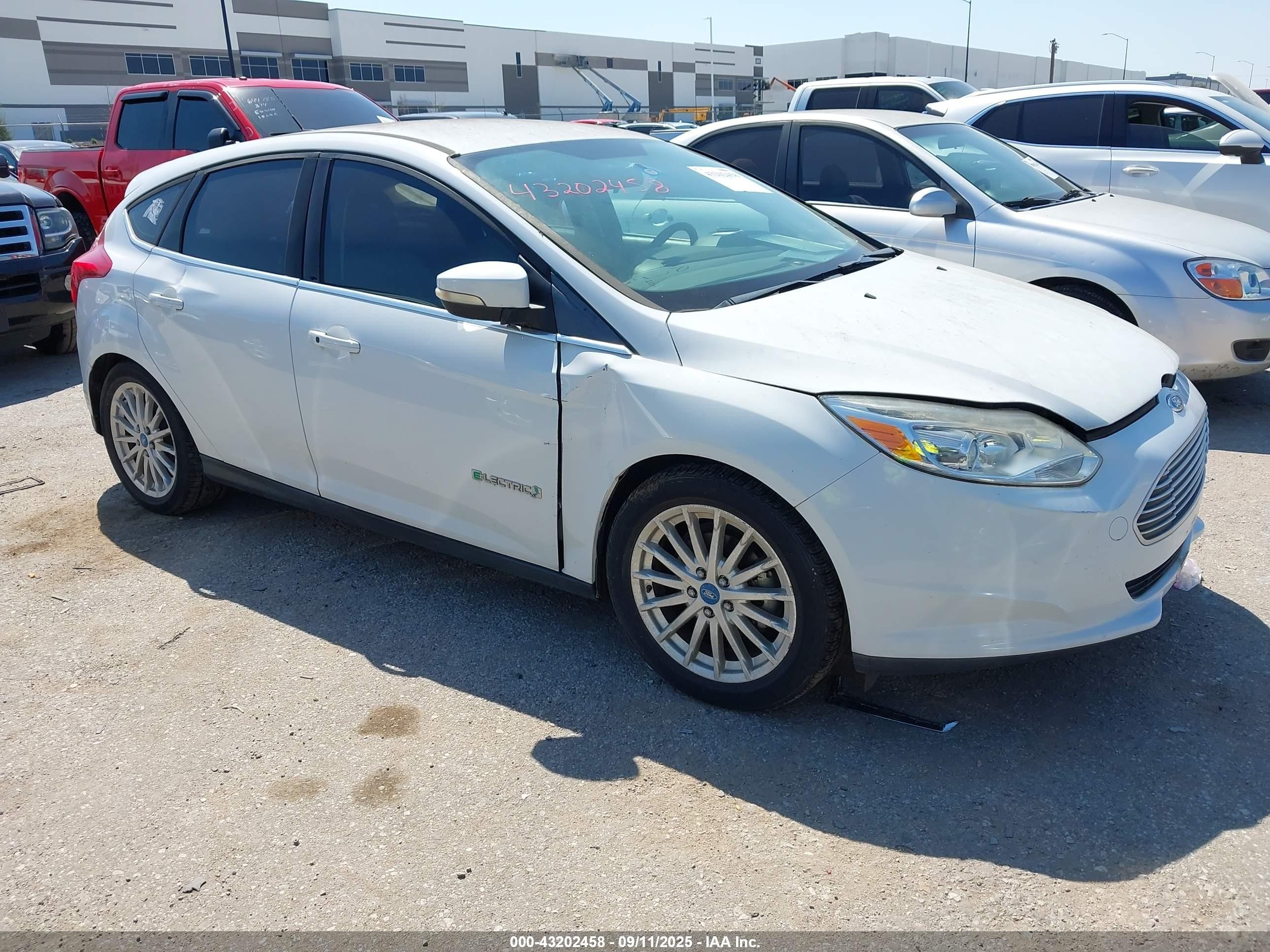 2013 Ford Focus Electric   White vin: 1FADP3R41DL244982