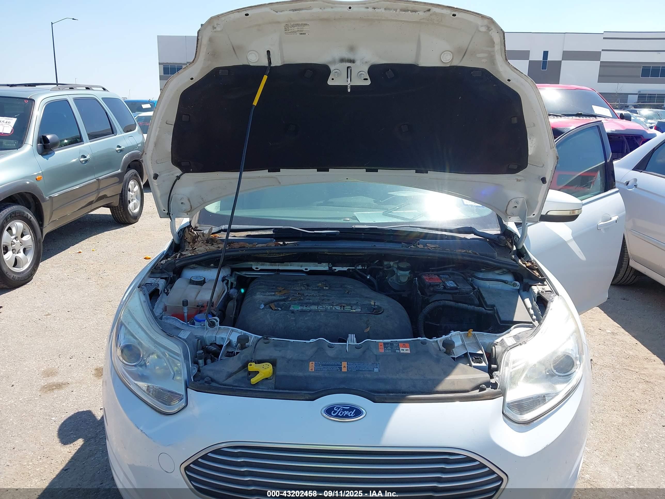 2013 Ford Focus Electric   White vin: 1FADP3R41DL244982