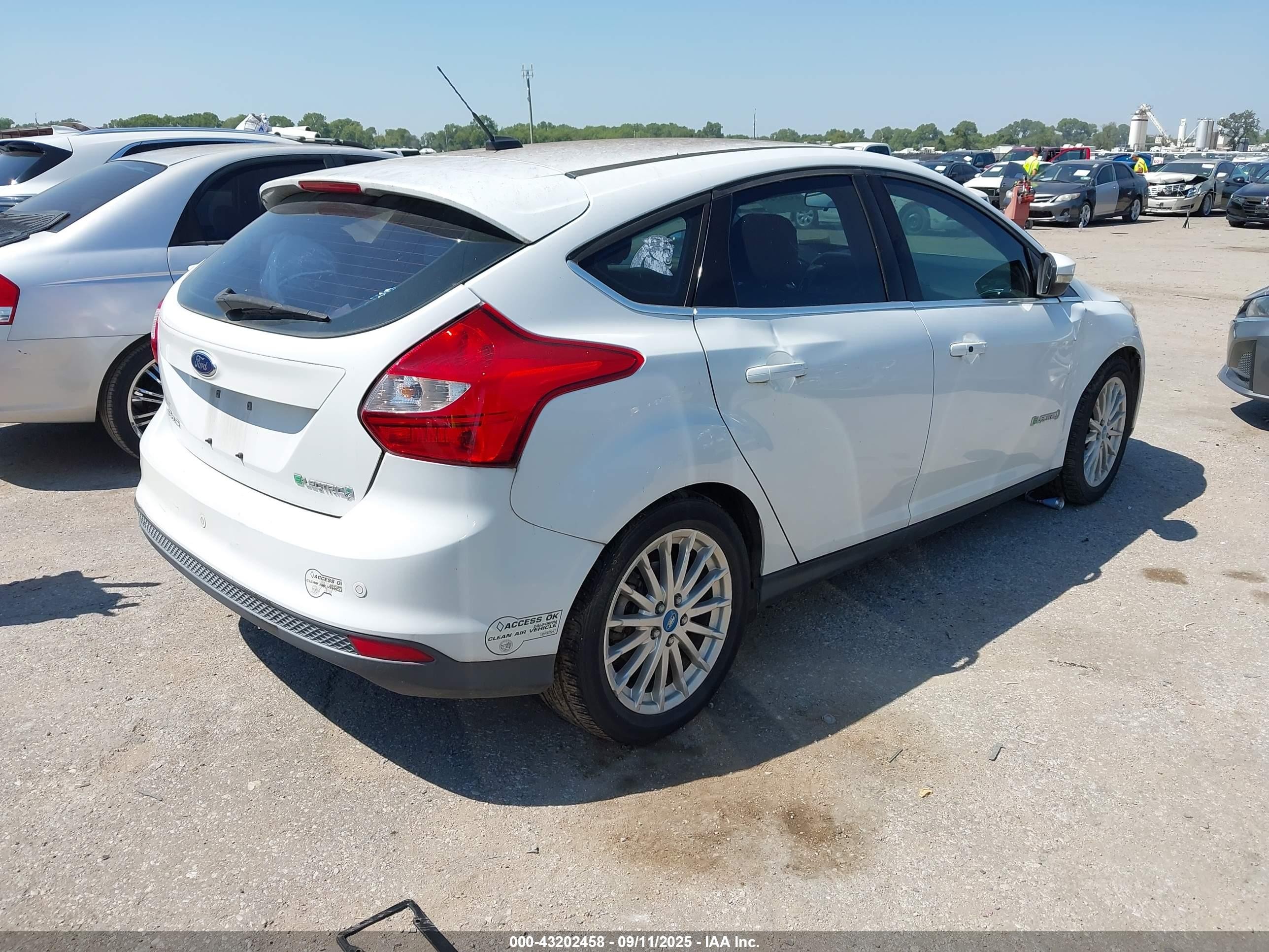 2013 Ford Focus Electric   White vin: 1FADP3R41DL244982