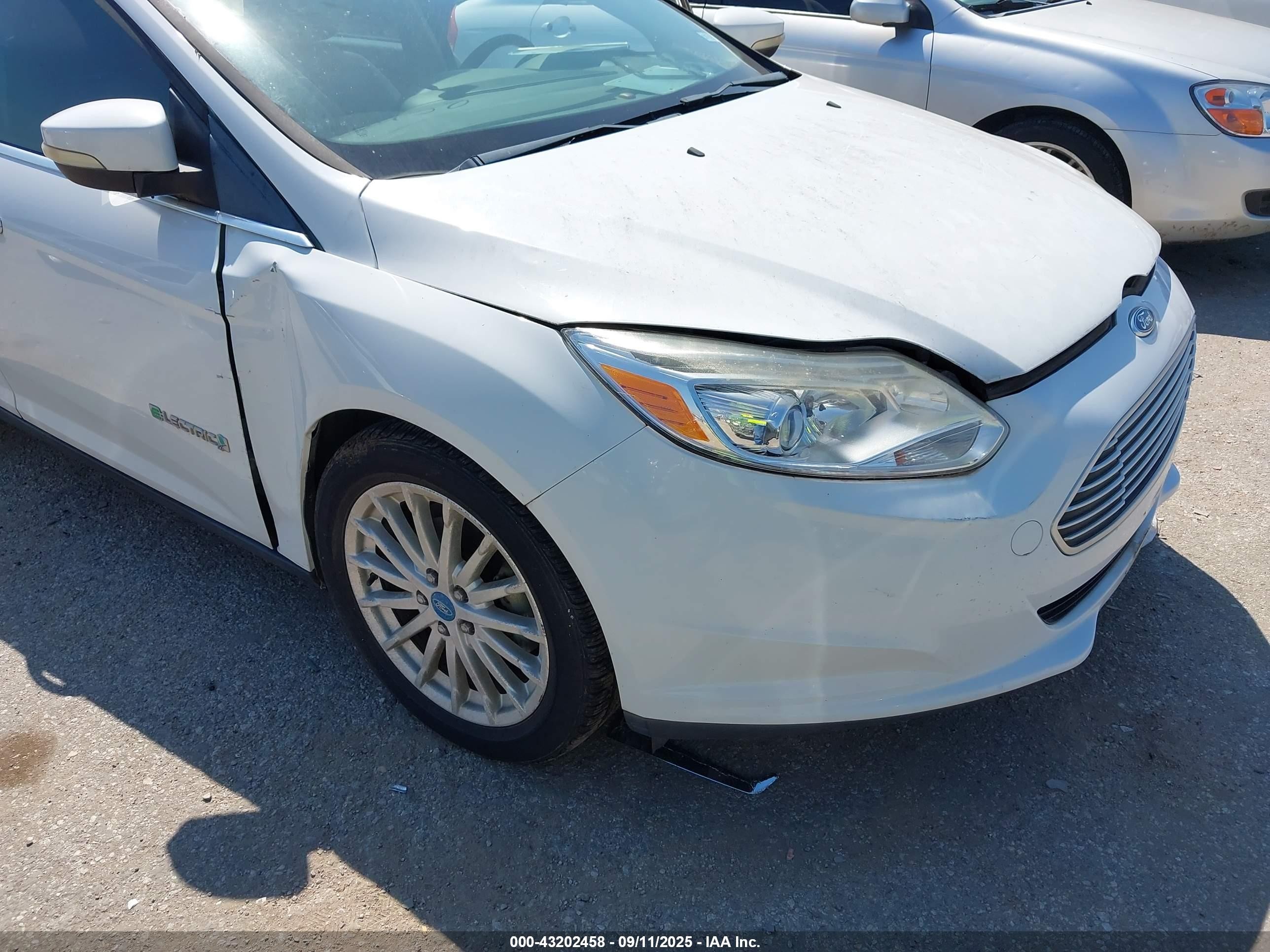 2013 Ford Focus Electric   White vin: 1FADP3R41DL244982