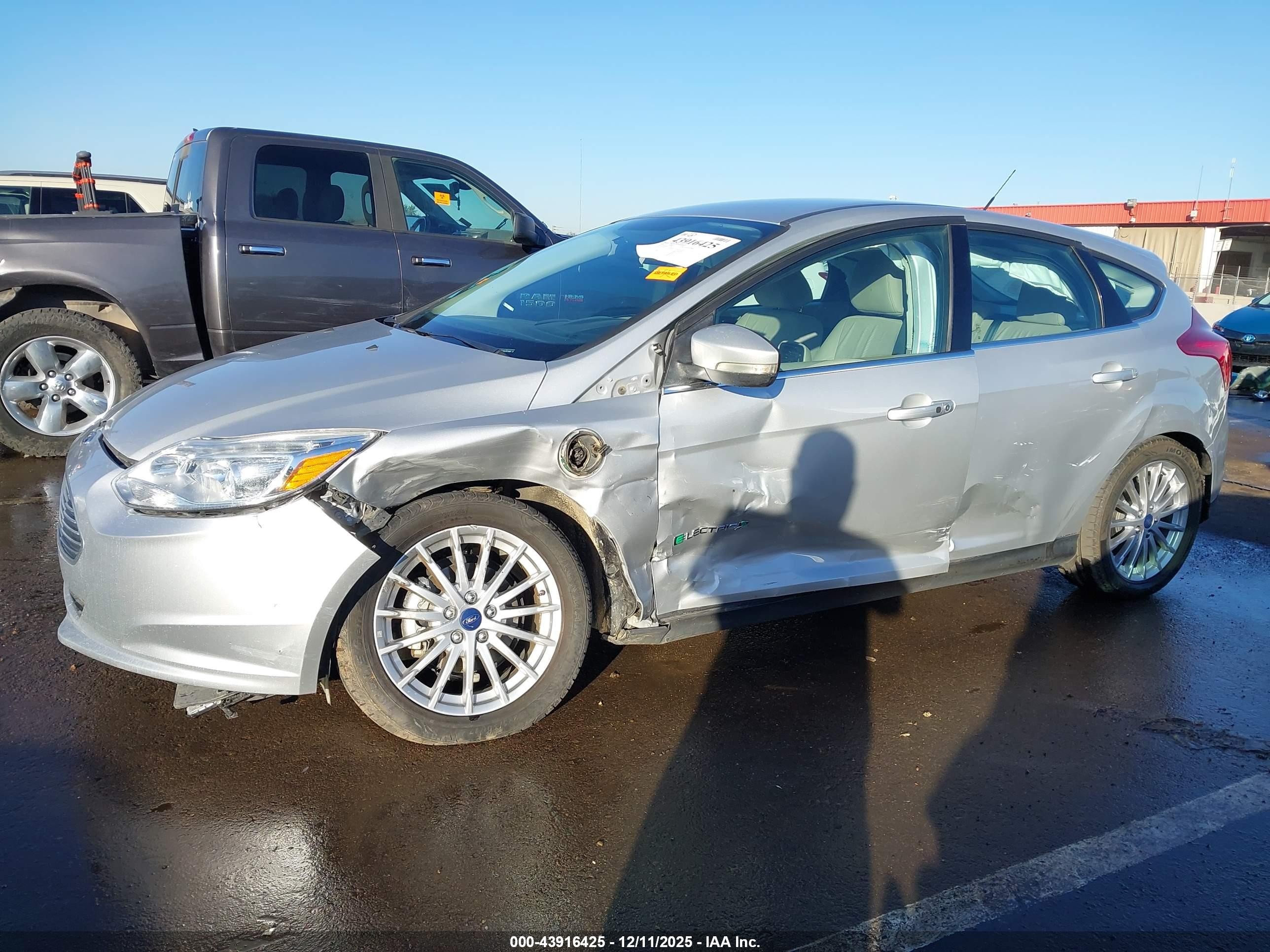 2014 Ford Focus Electric   Silver vin: 1FADP3R43EL317190