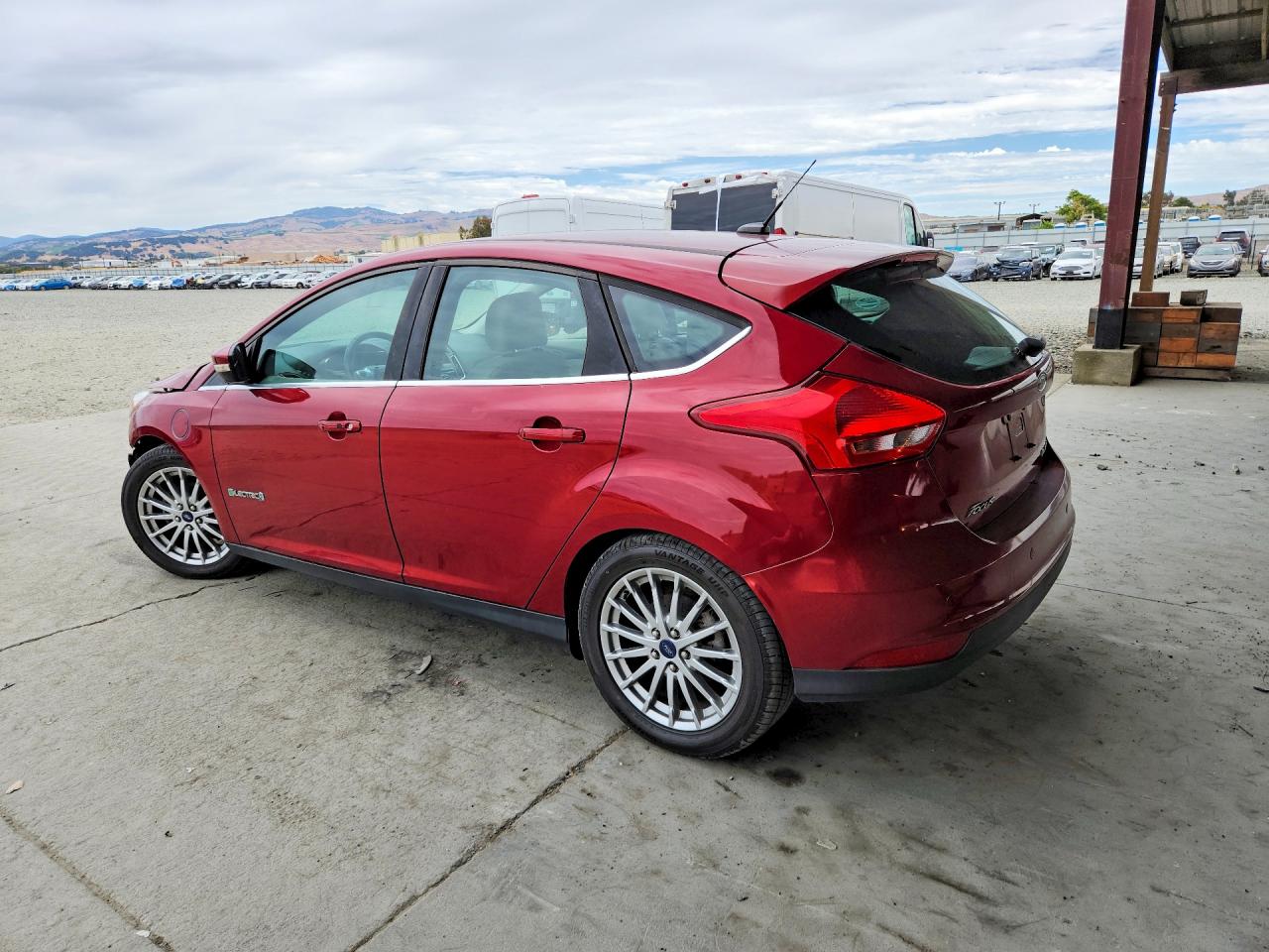 2015 Ford Focus Bev Red vin: 1FADP3R43FL222095