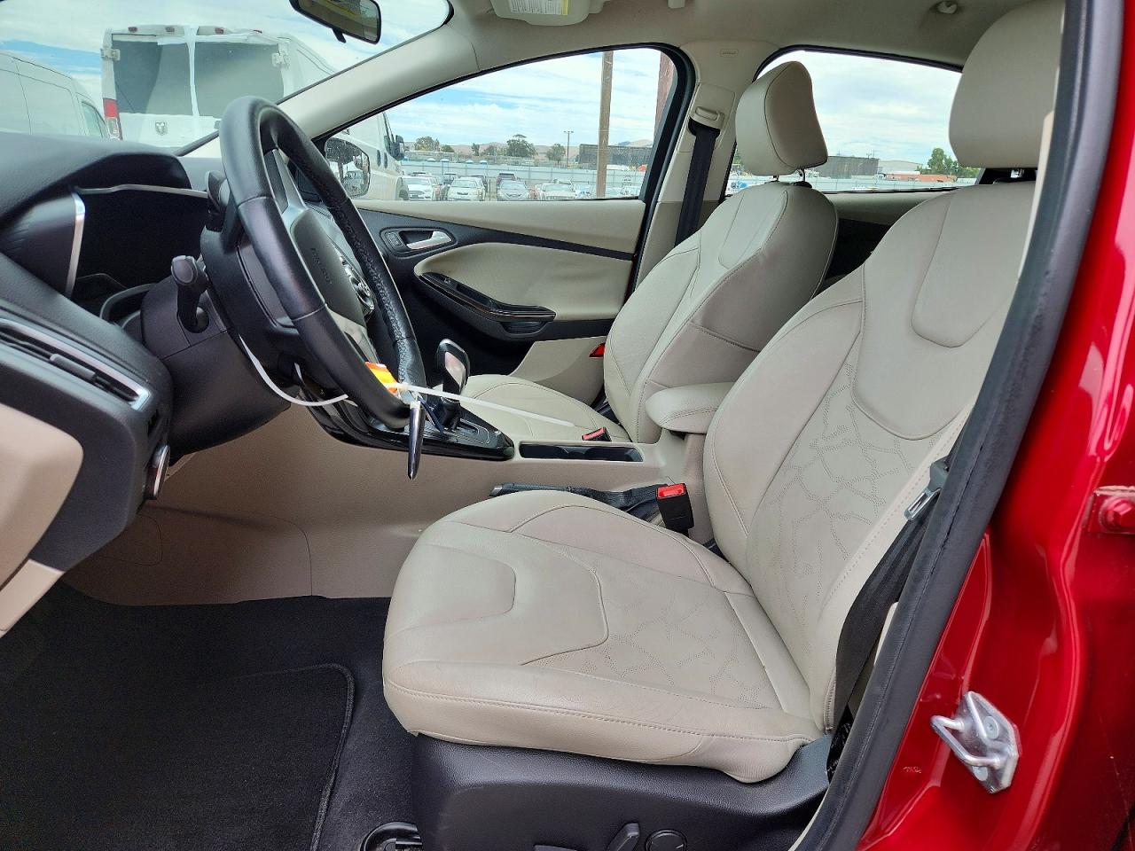 2015 Ford Focus Bev Red vin: 1FADP3R43FL222095