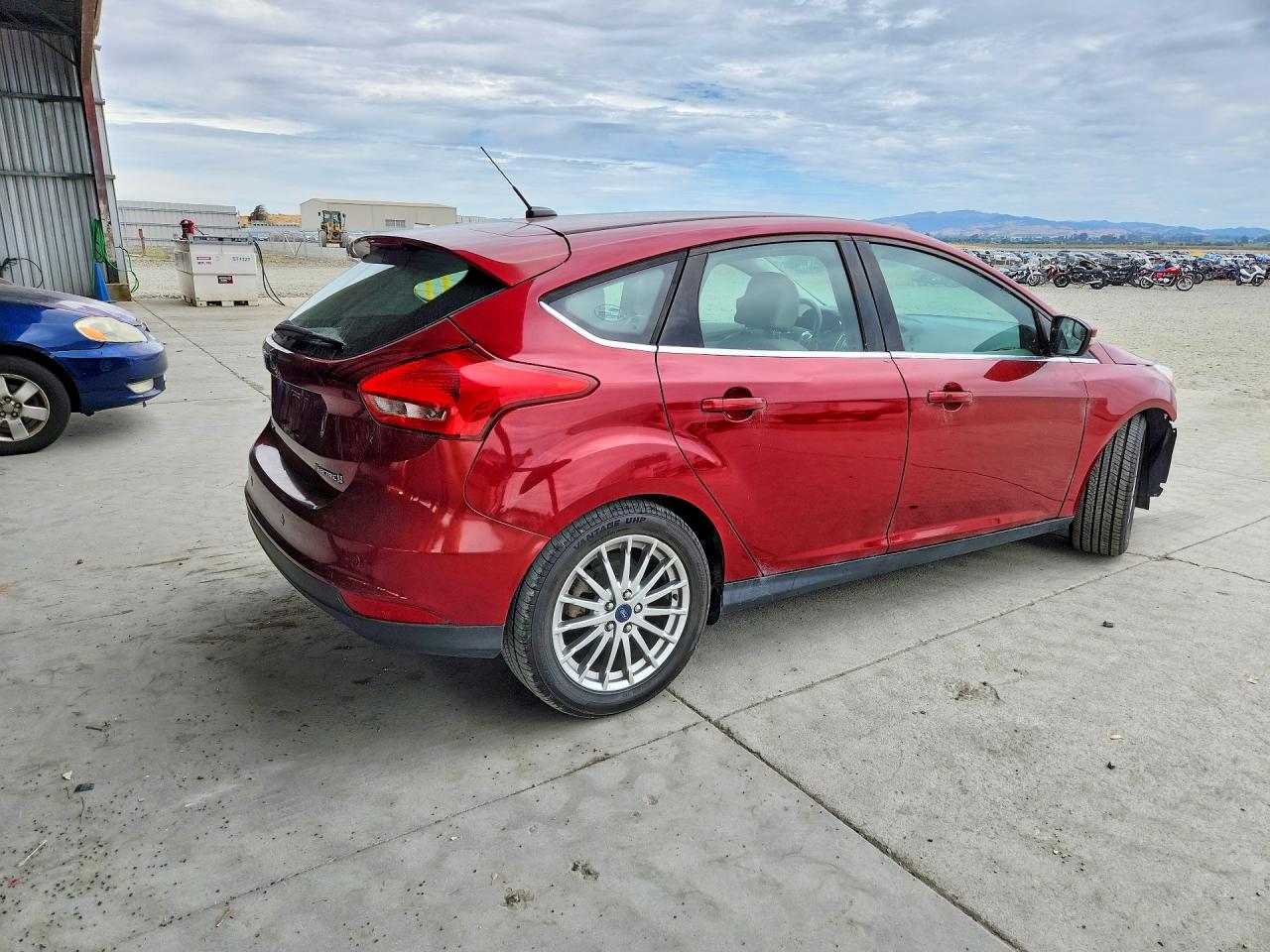 2015 Ford Focus Bev Red vin: 1FADP3R43FL222095