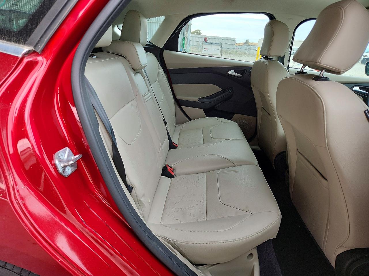 2015 Ford Focus Bev Red vin: 1FADP3R43FL222095
