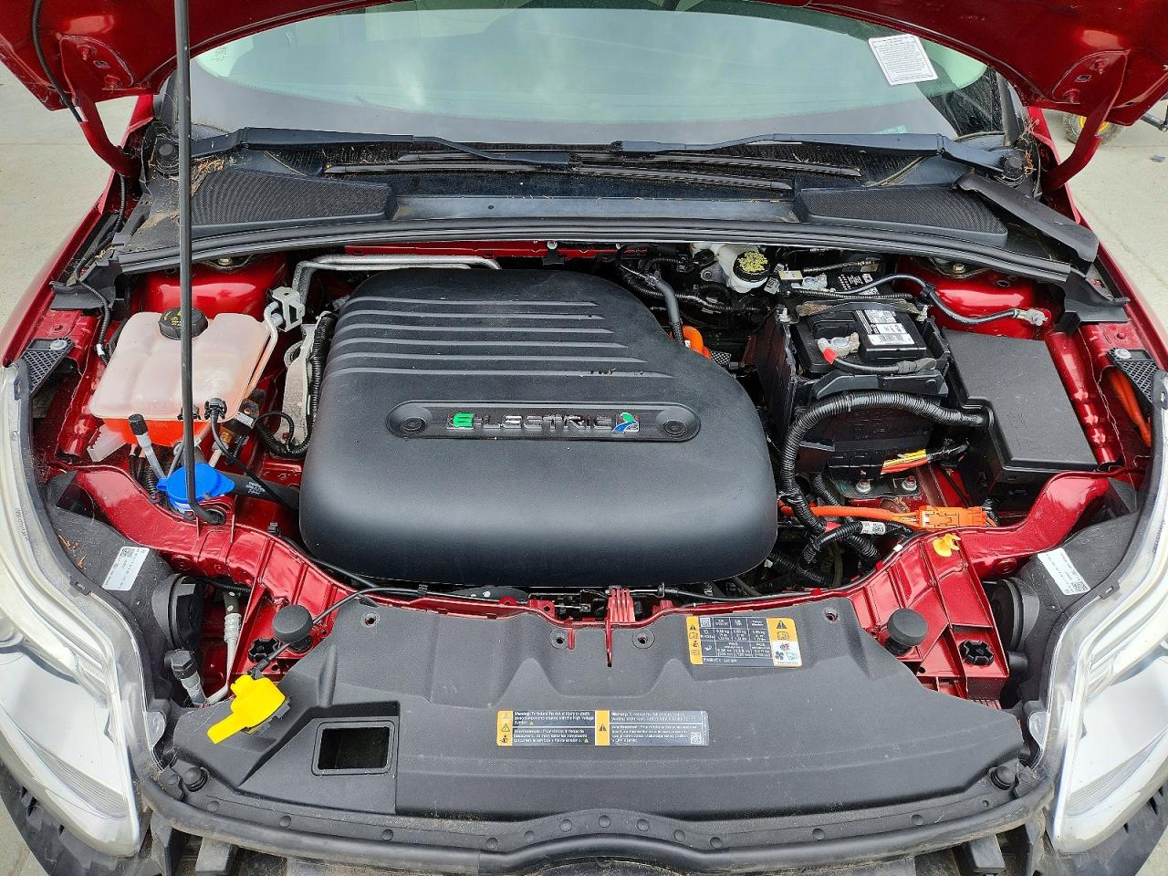 2015 Ford Focus Bev Red vin: 1FADP3R43FL222095
