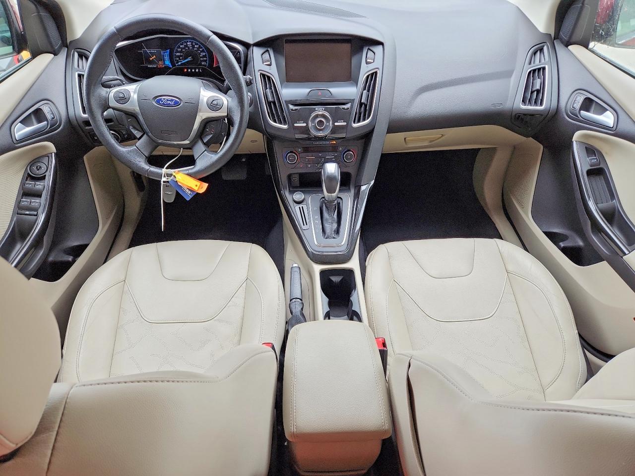 2015 Ford Focus Bev Red vin: 1FADP3R43FL222095