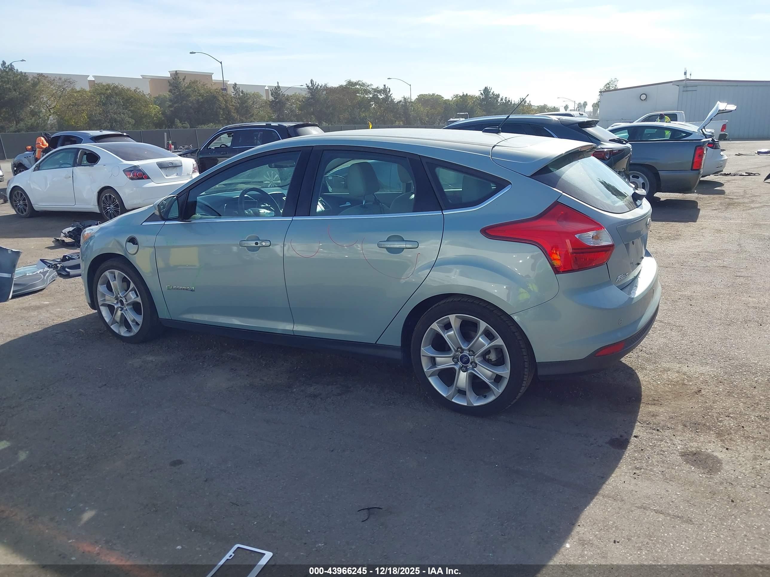 2013 Ford Focus Electric   Light Blue vin: 1FADP3R44DL126019