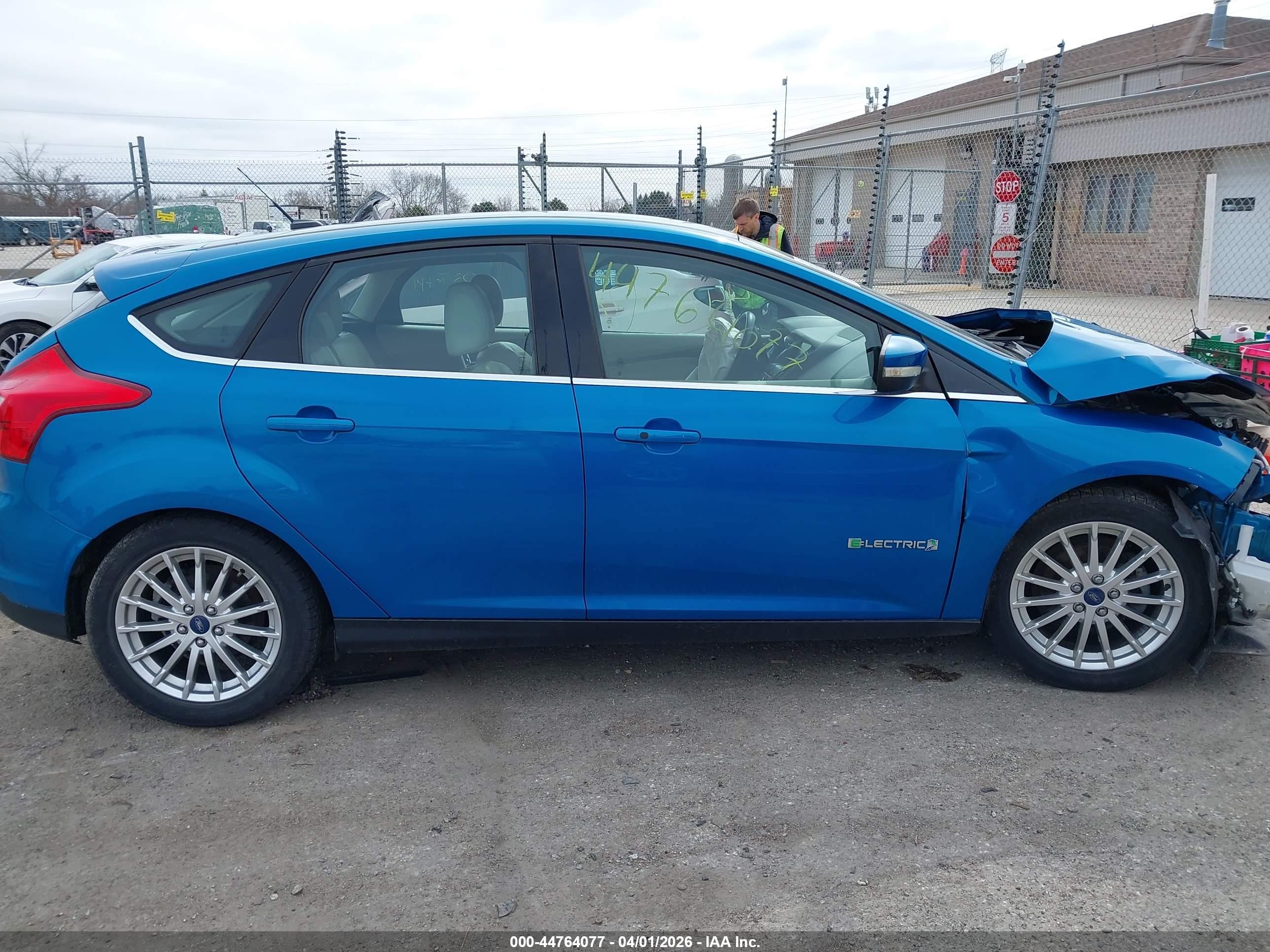 2013 Ford Focus Electric   Blue vin: 1FADP3R45DL191929
