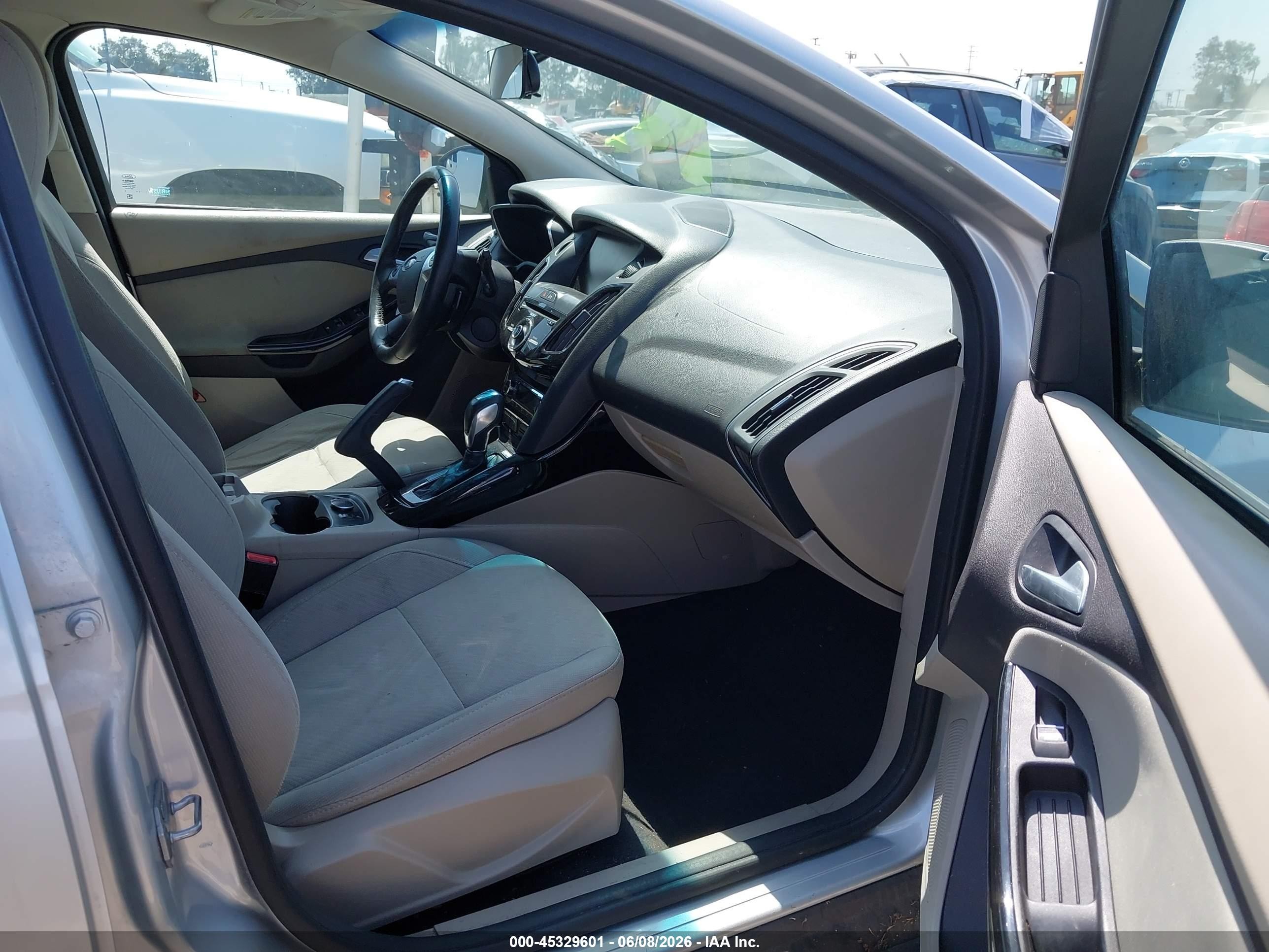 2014 Ford Focus Electric   Silver vin: 1FADP3R45EL249653