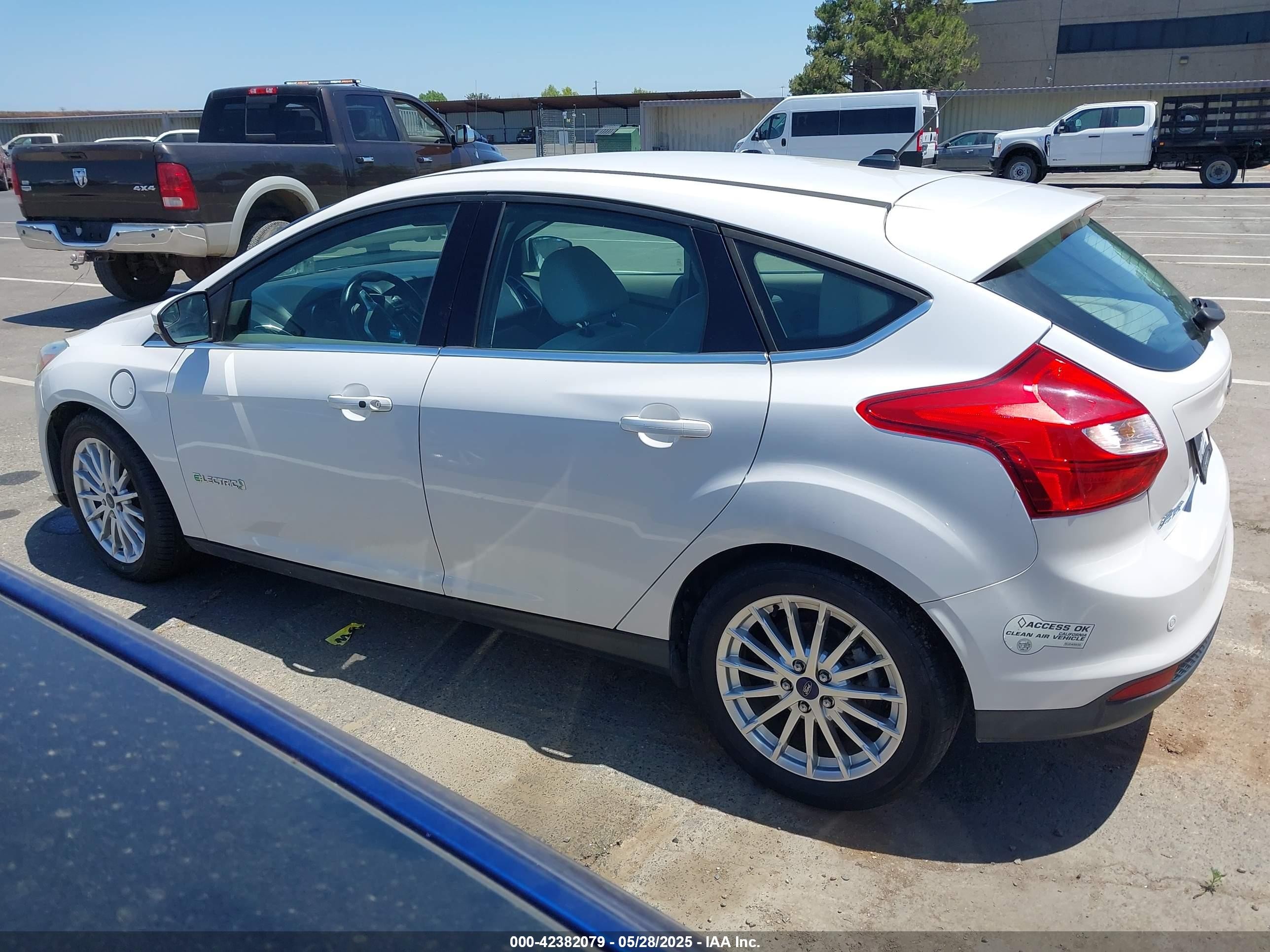 2014 Ford Focus Electric   White vin: 1FADP3R45EL306109