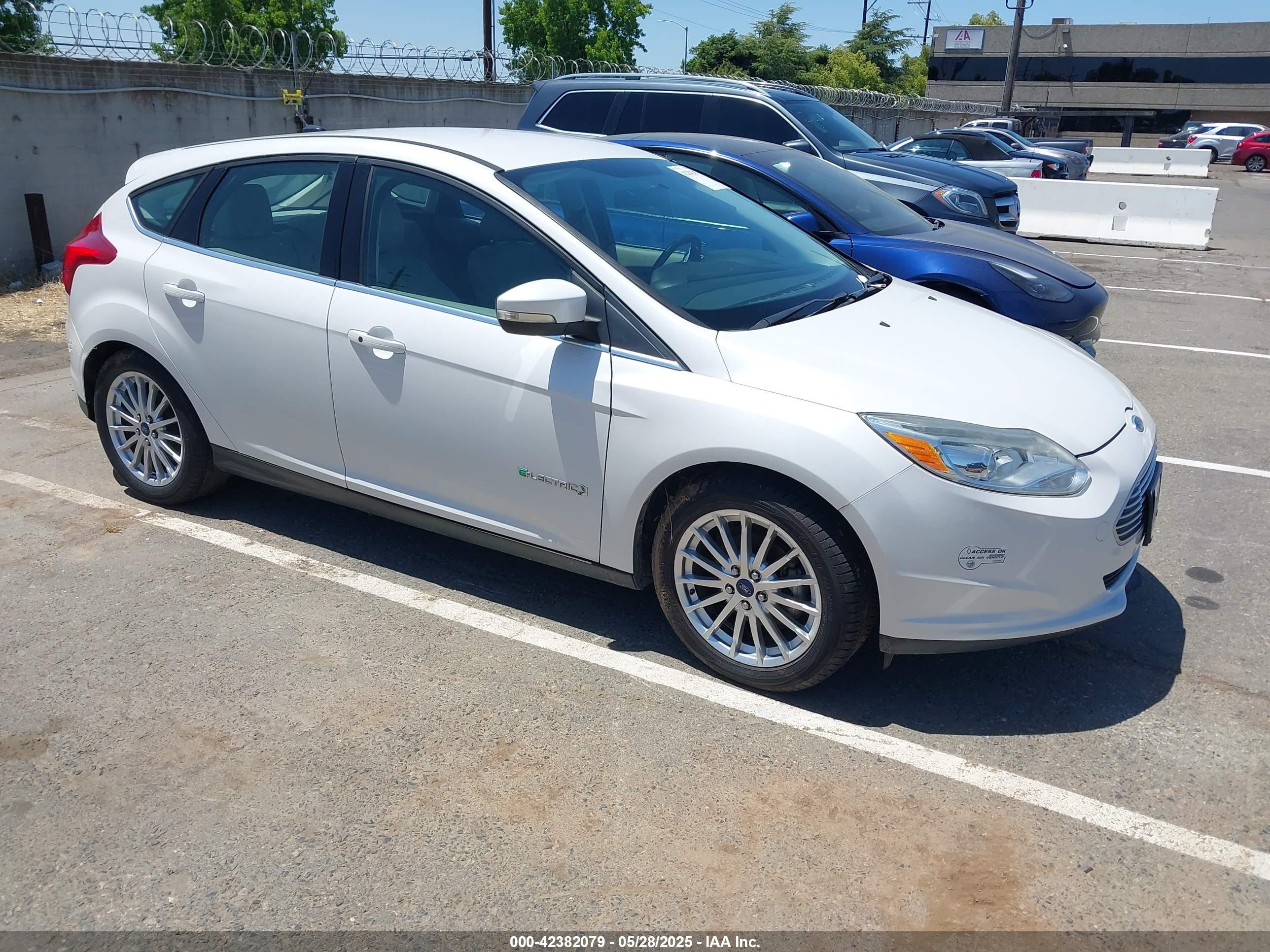 2014 Ford Focus Electric   White vin: 1FADP3R45EL306109