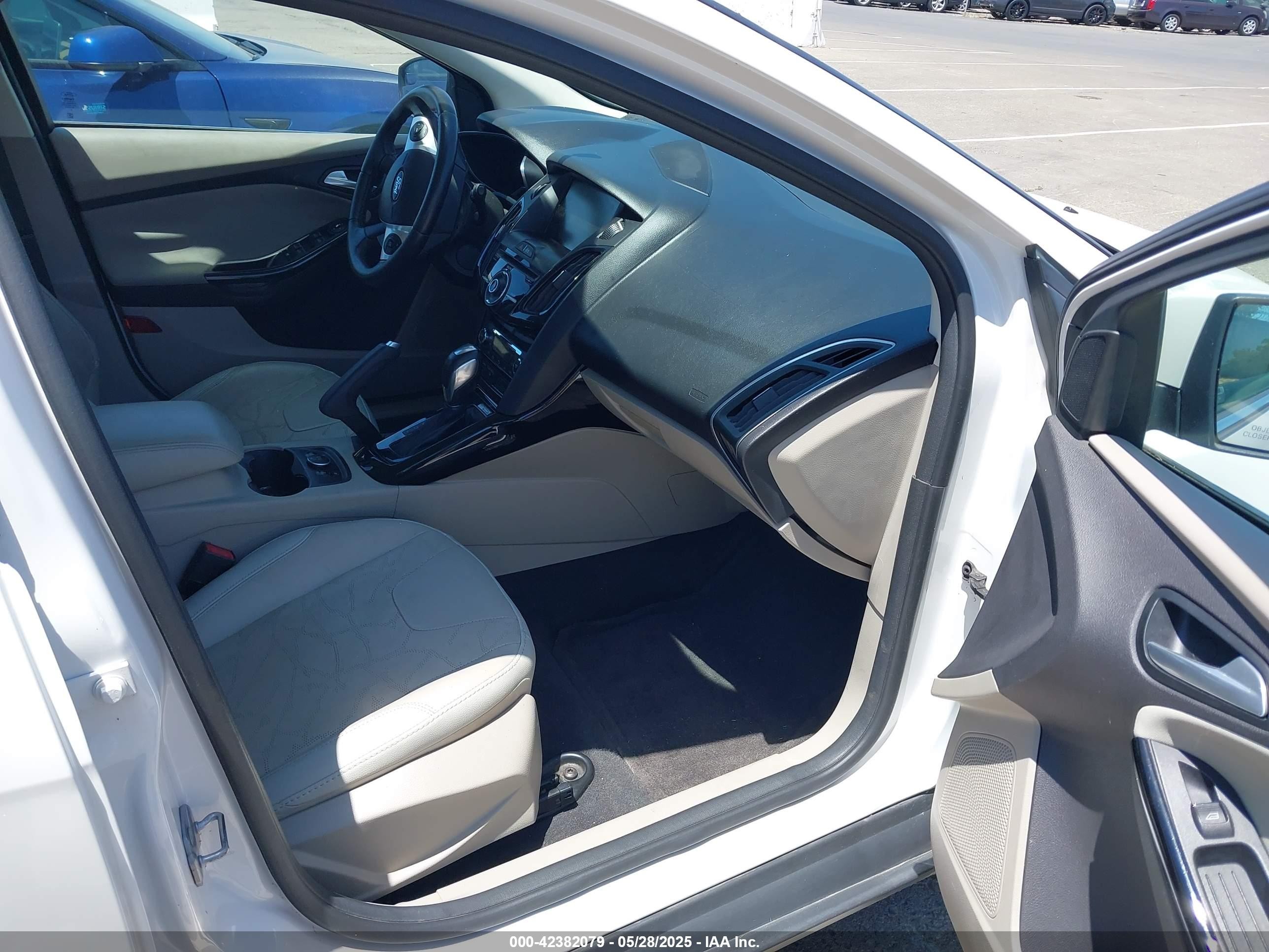 2014 Ford Focus Electric   White vin: 1FADP3R45EL306109