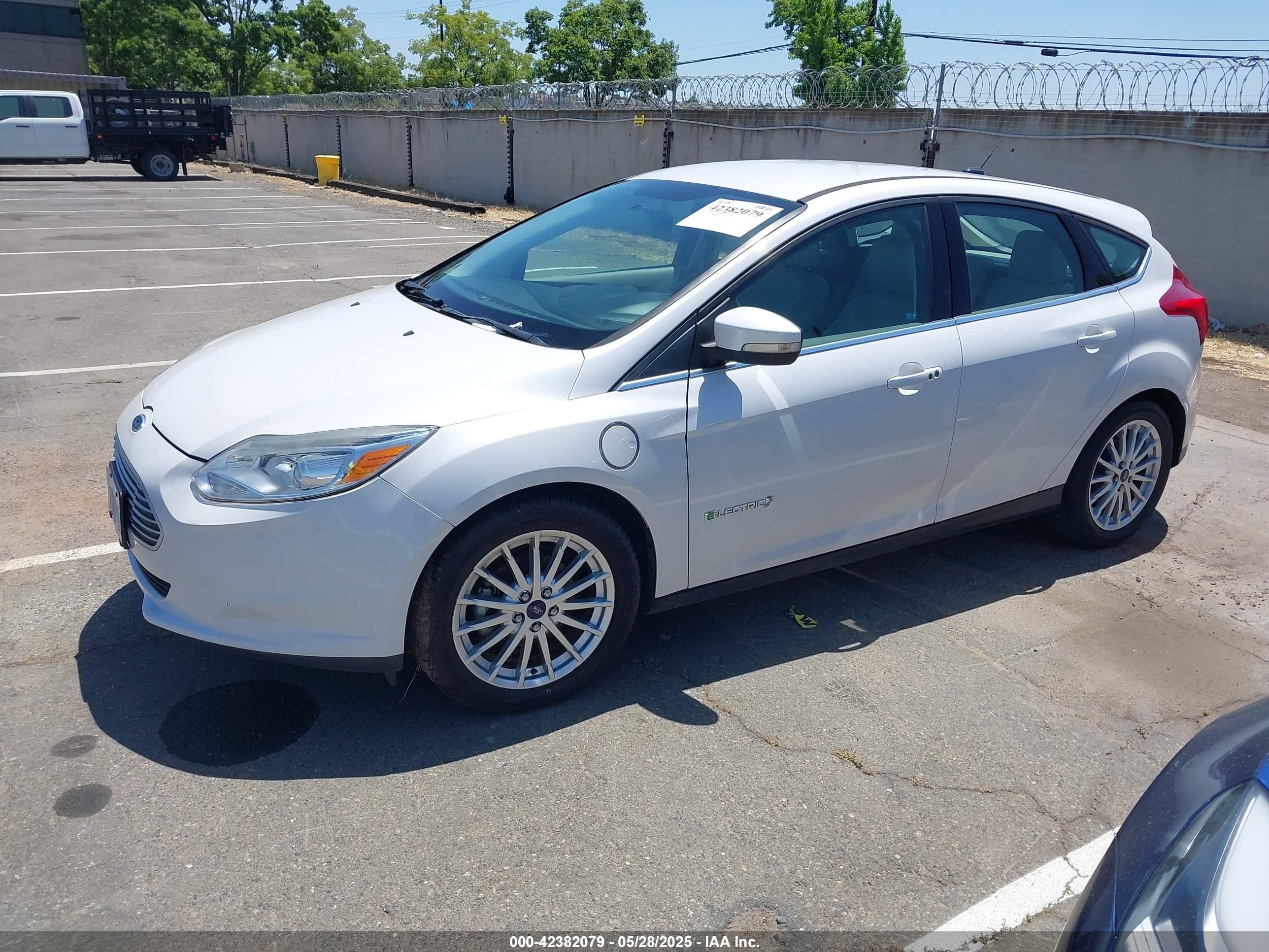 2014 Ford Focus Electric   White vin: 1FADP3R45EL306109