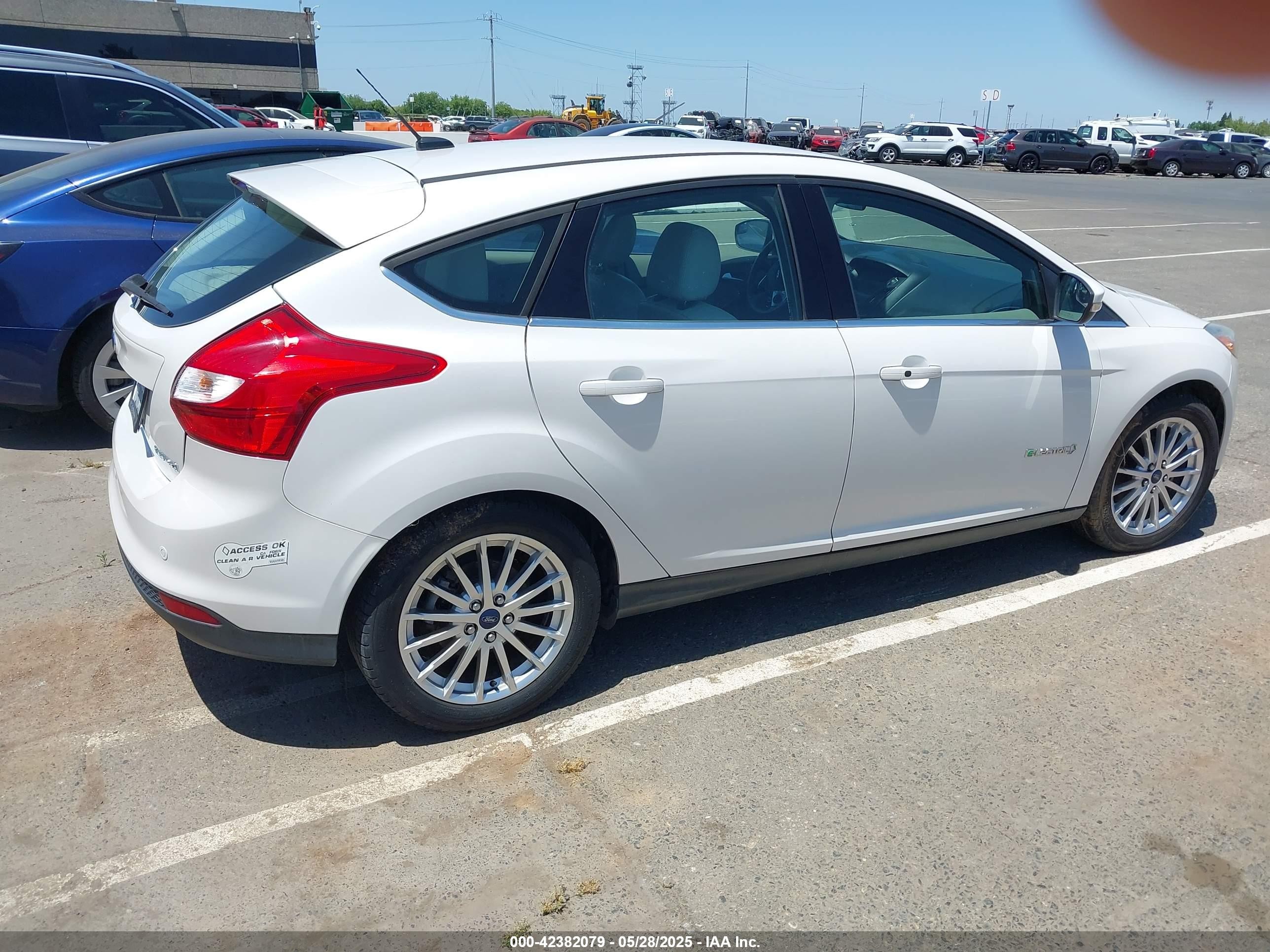 2014 Ford Focus Electric   White vin: 1FADP3R45EL306109