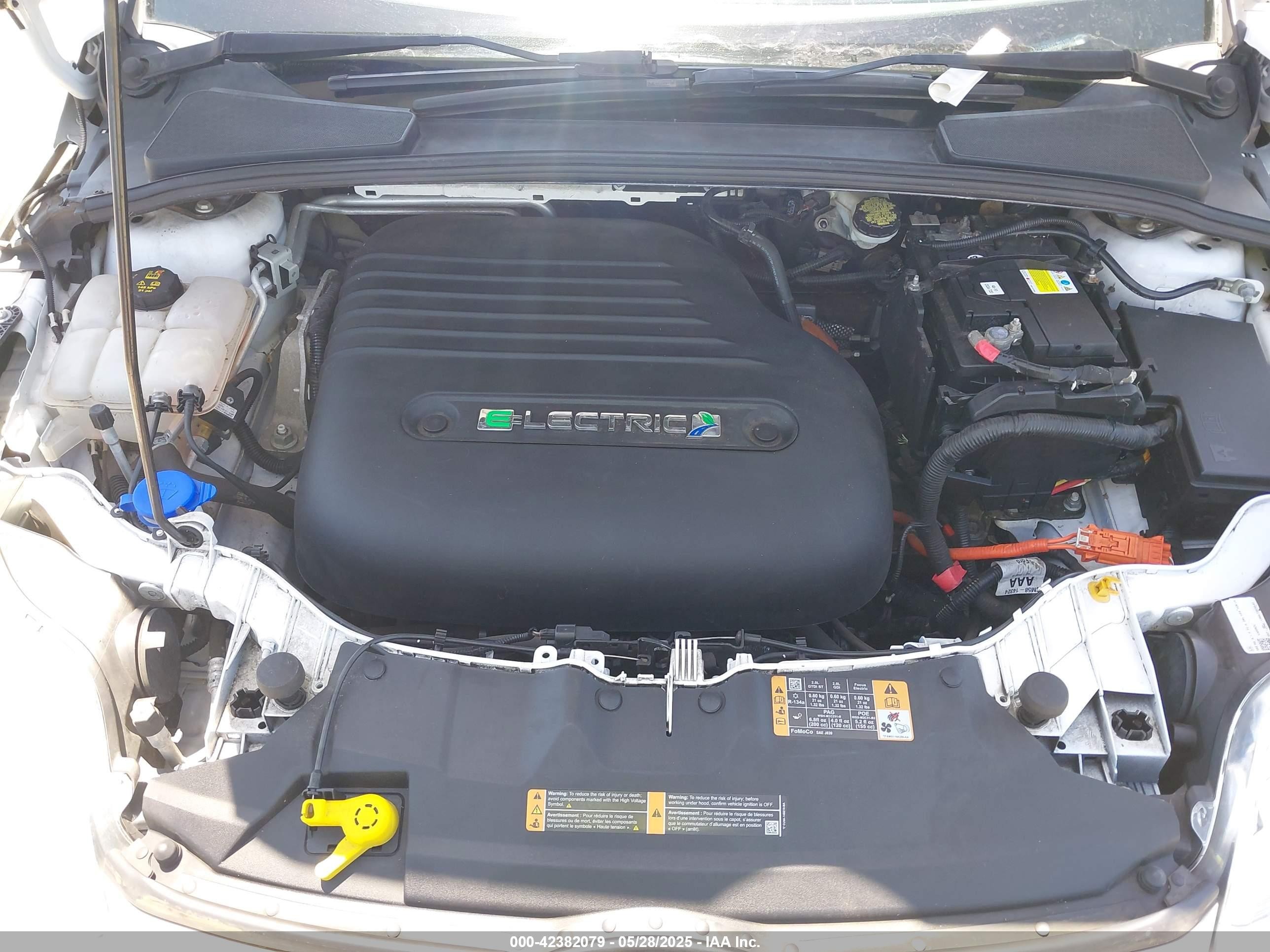 2014 Ford Focus Electric   White vin: 1FADP3R45EL306109