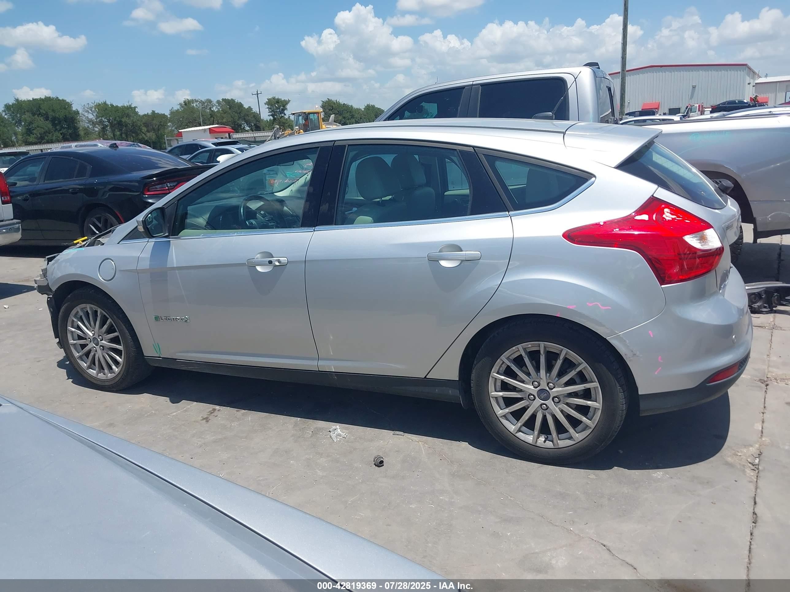 2013 Ford Focus Electric   Серебряный vin: 1FADP3R46DL254715