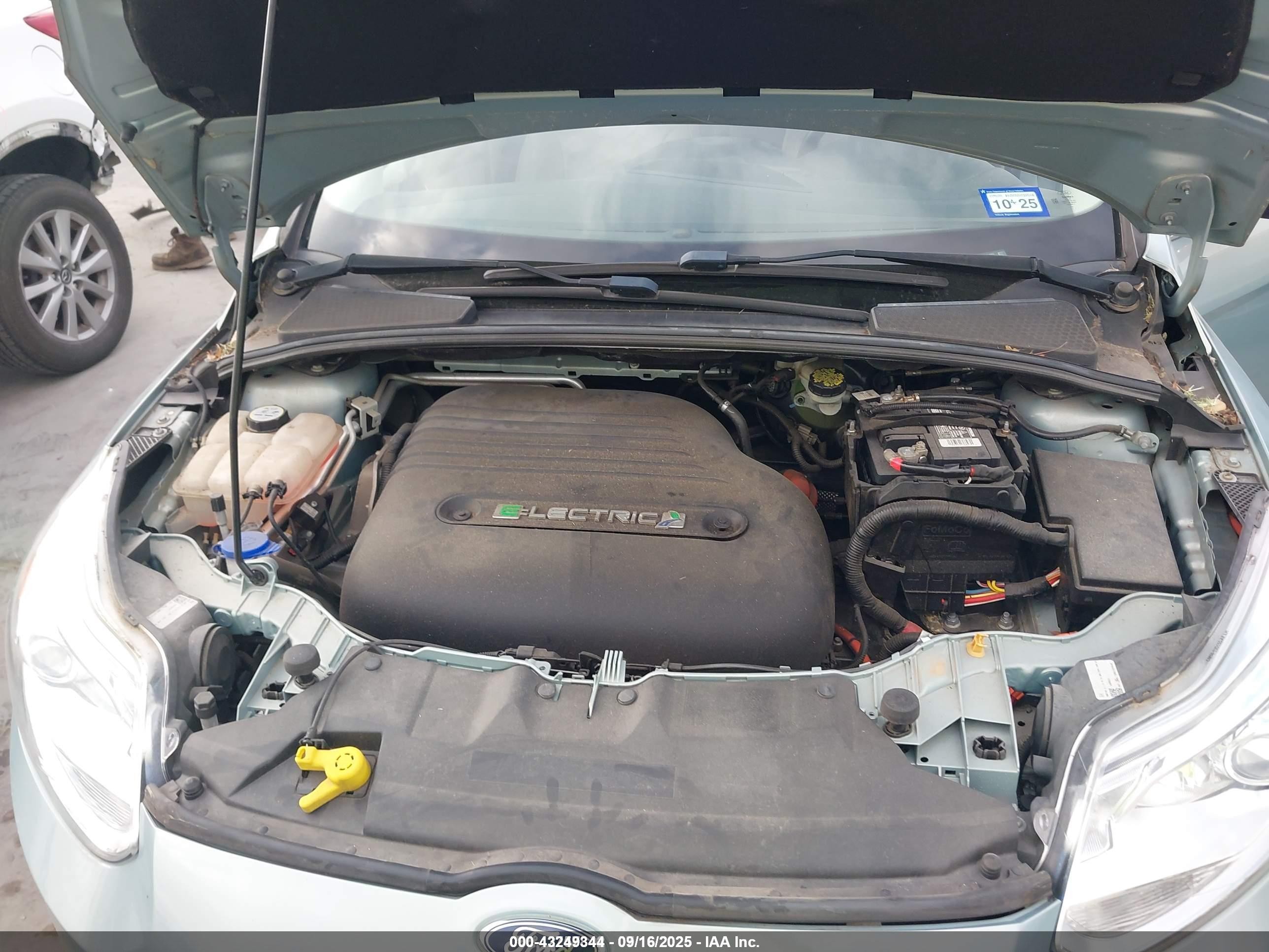 2013 Ford Focus Electric   Teal vin: 1FADP3R47DL364432