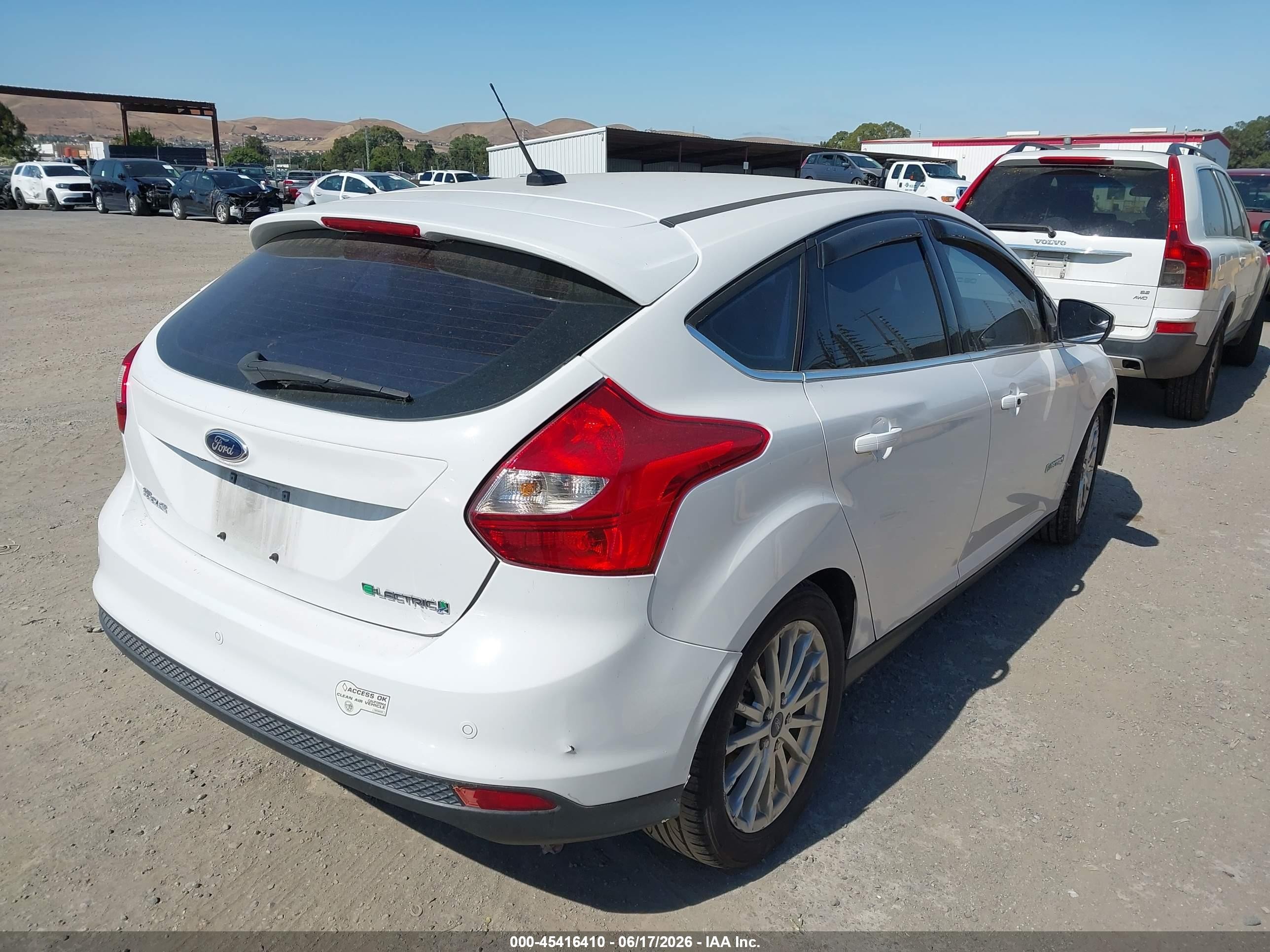 2014 Ford Focus Electric   White vin: 1FADP3R4XEL287329
