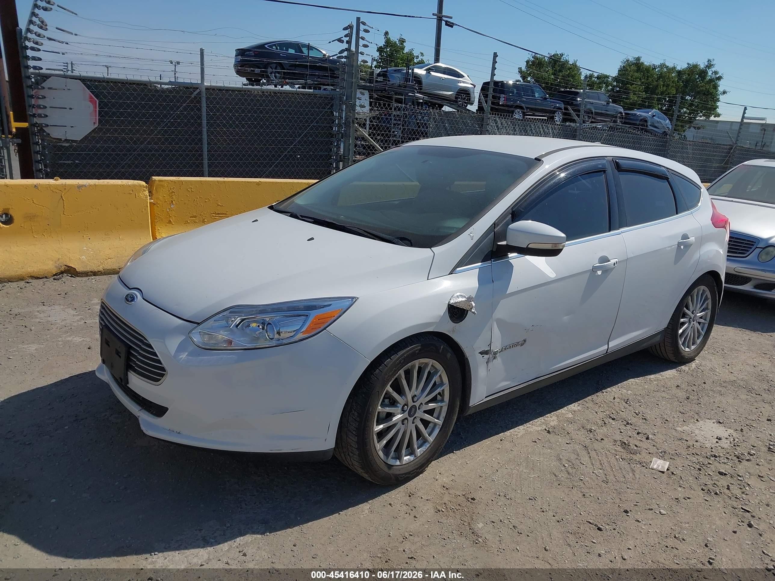 2014 Ford Focus Electric   White vin: 1FADP3R4XEL287329
