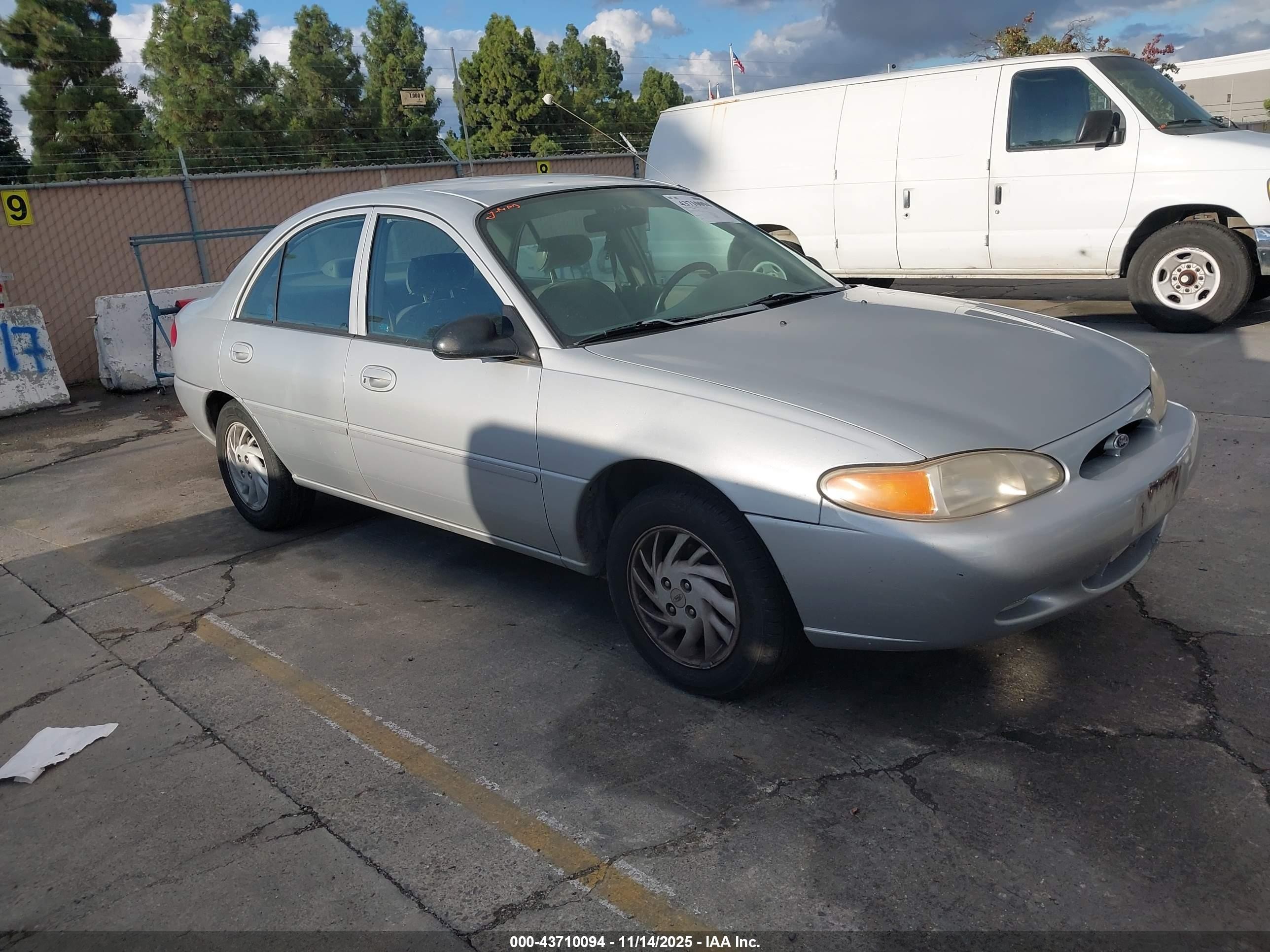 1998 Ford Escort Se Gray vin: 1FAFP13P1WW286487
