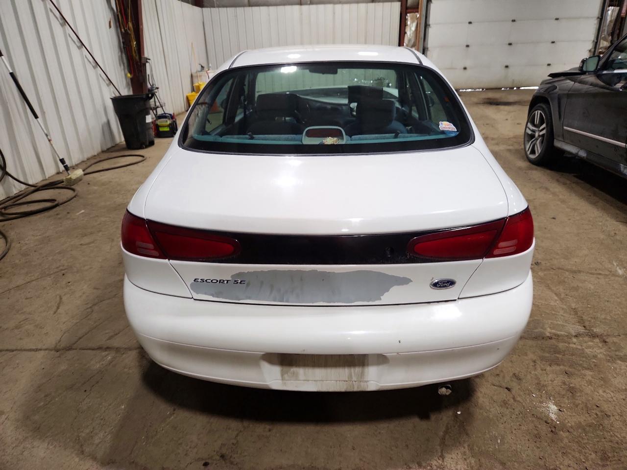 1999 Ford Escort Se White vin: 1FAFP13P1XW218367