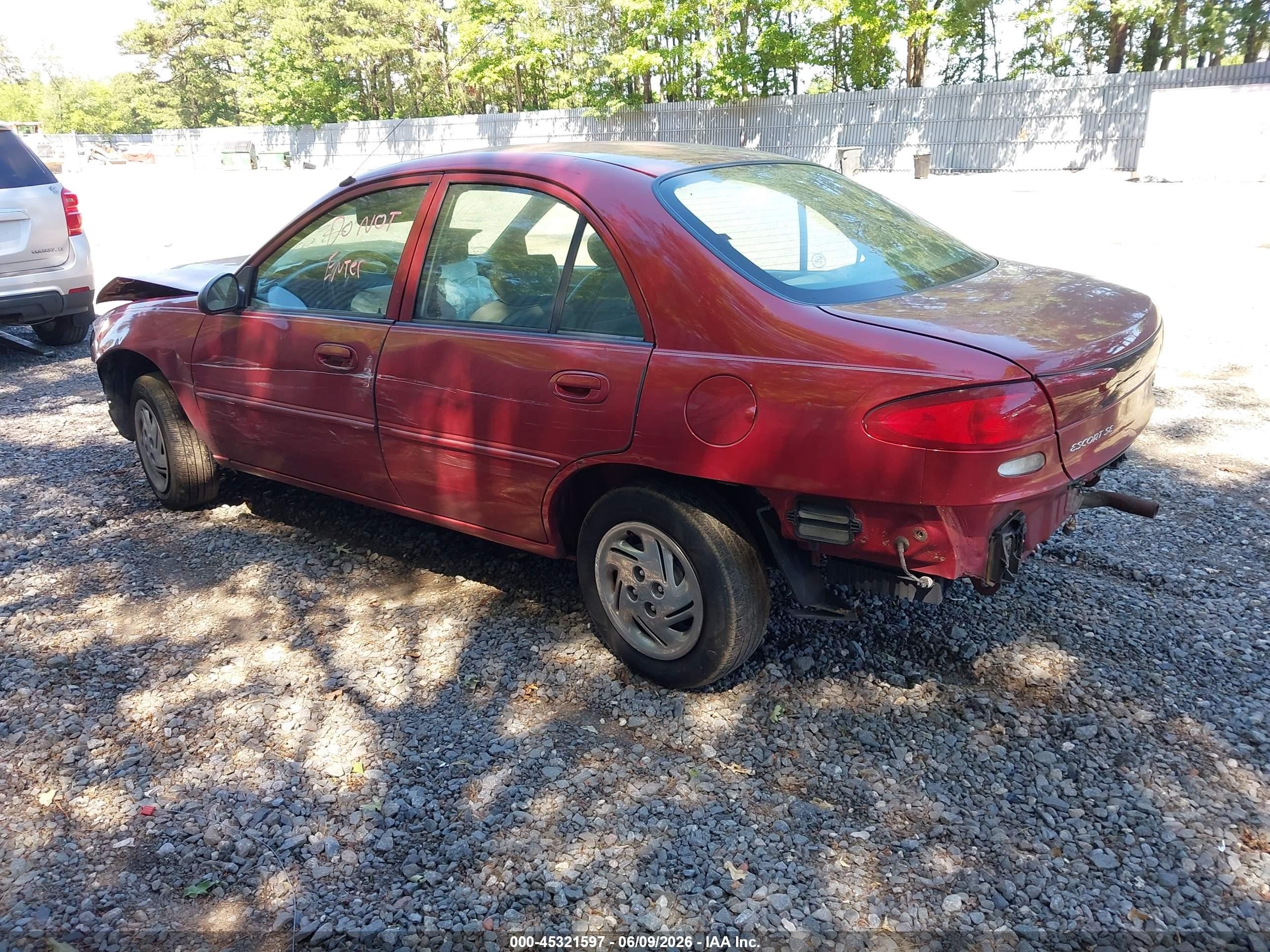 1998 Ford Escort Se Red vin: 1FAFP13P5WW256800