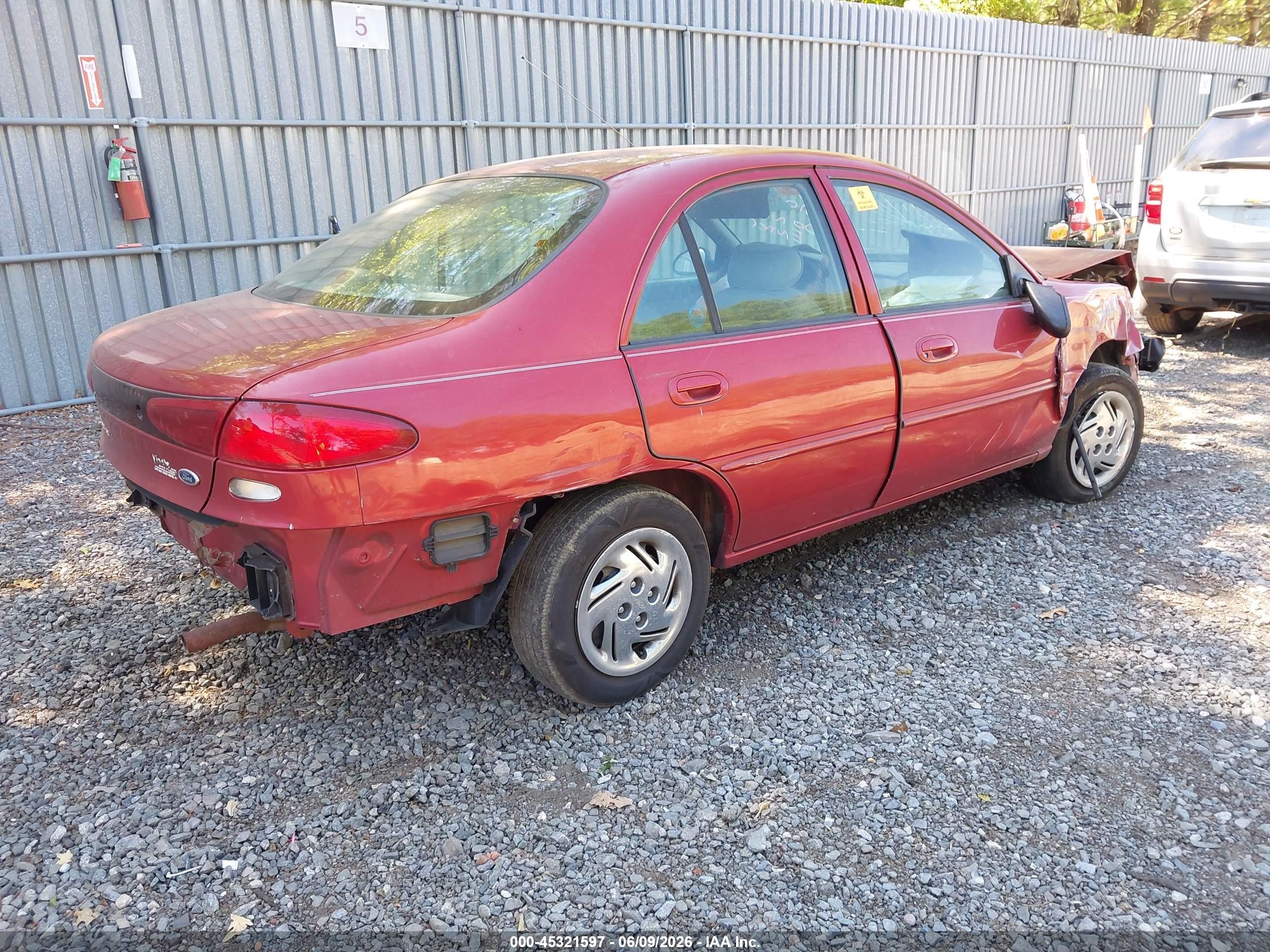 1998 Ford Escort Se Red vin: 1FAFP13P5WW256800