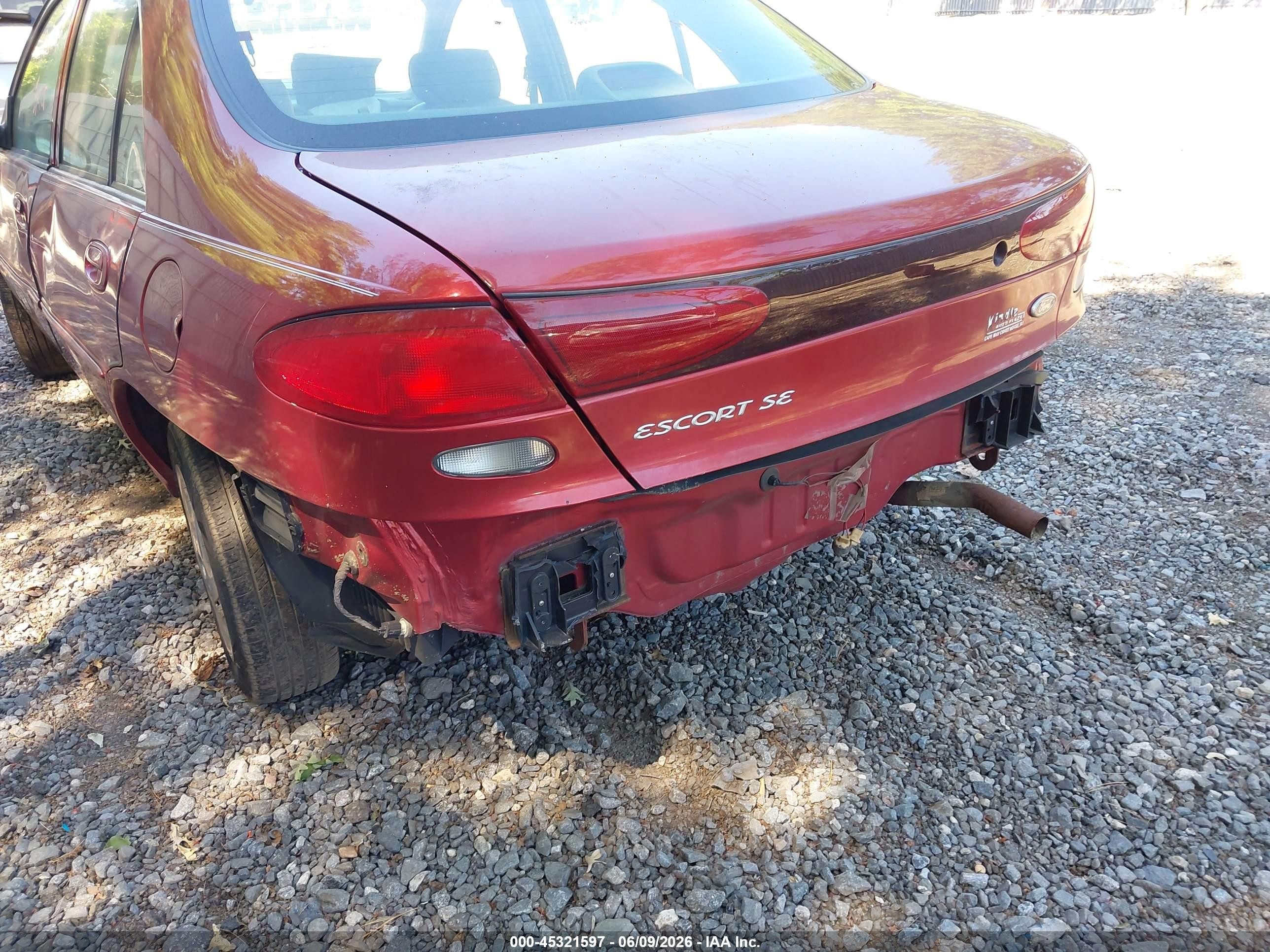 1998 Ford Escort Se Red vin: 1FAFP13P5WW256800