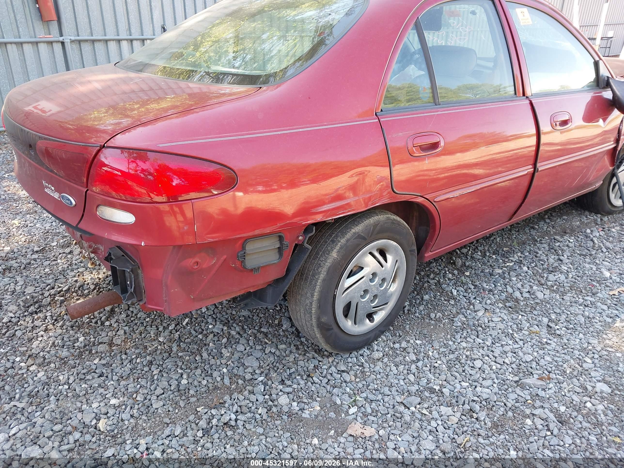 1998 Ford Escort Se Red vin: 1FAFP13P5WW256800