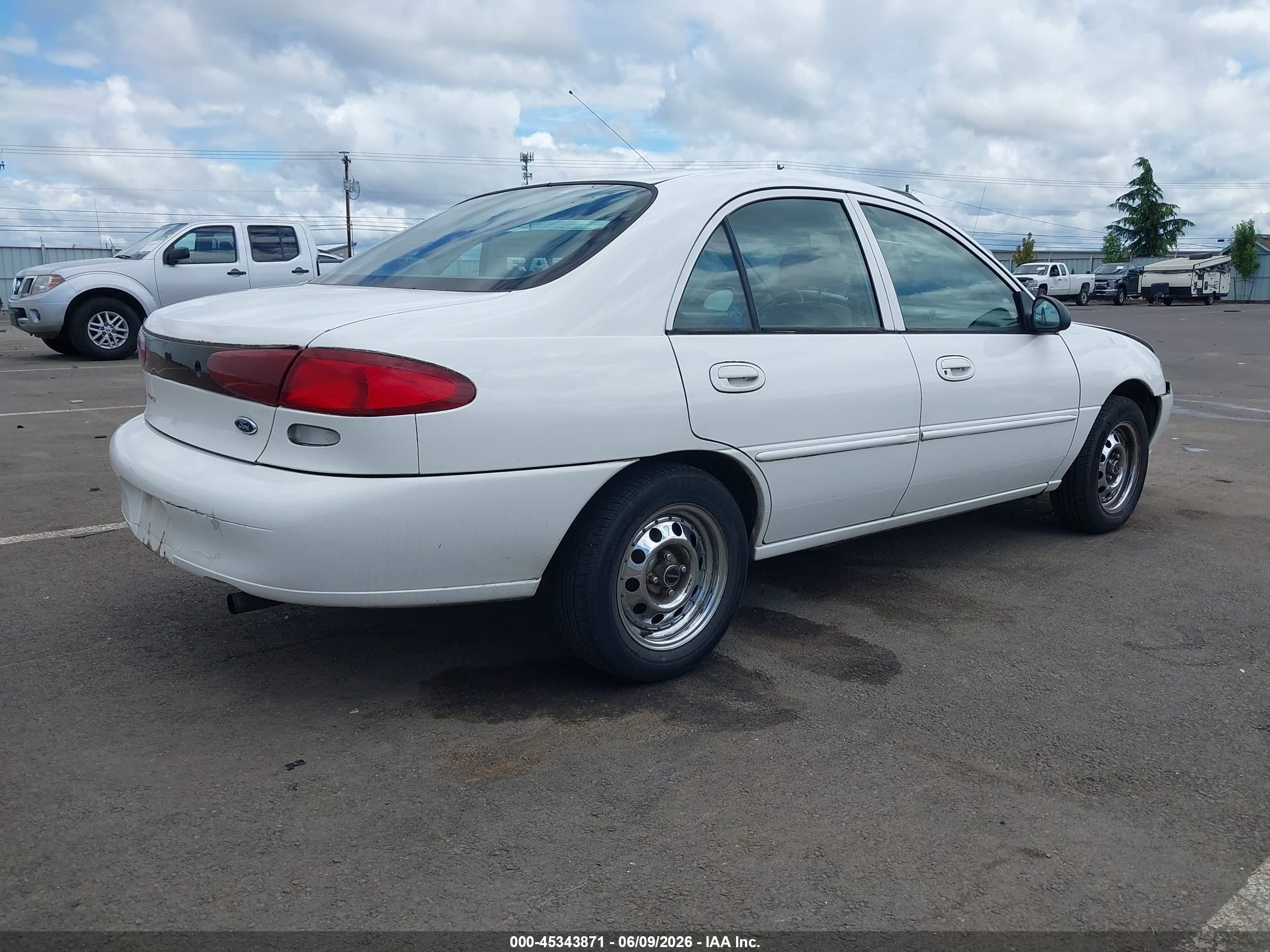 1998 Ford Escort Se White vin: 1FAFP13P7WW128025