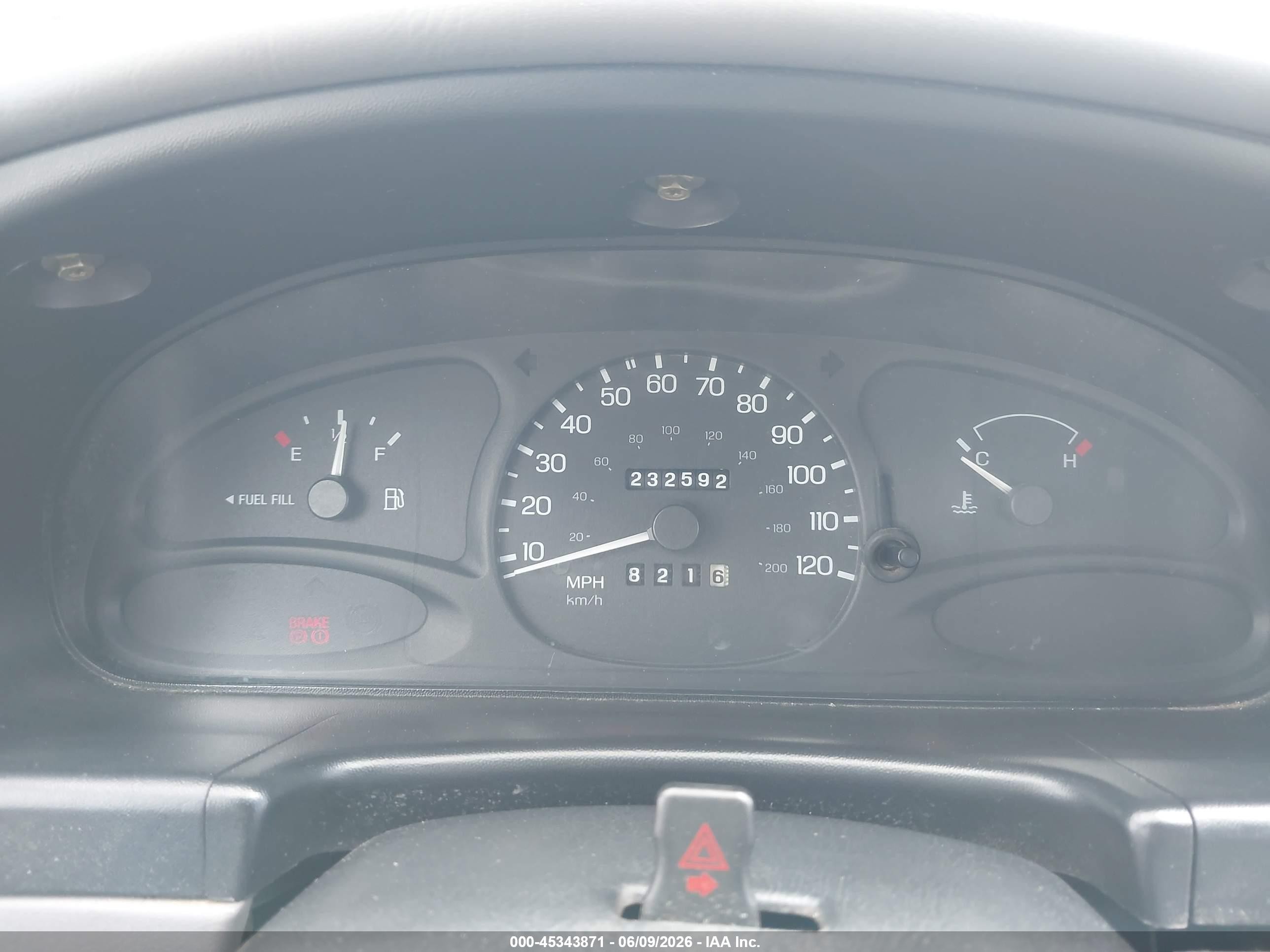 1998 Ford Escort Se White vin: 1FAFP13P7WW128025