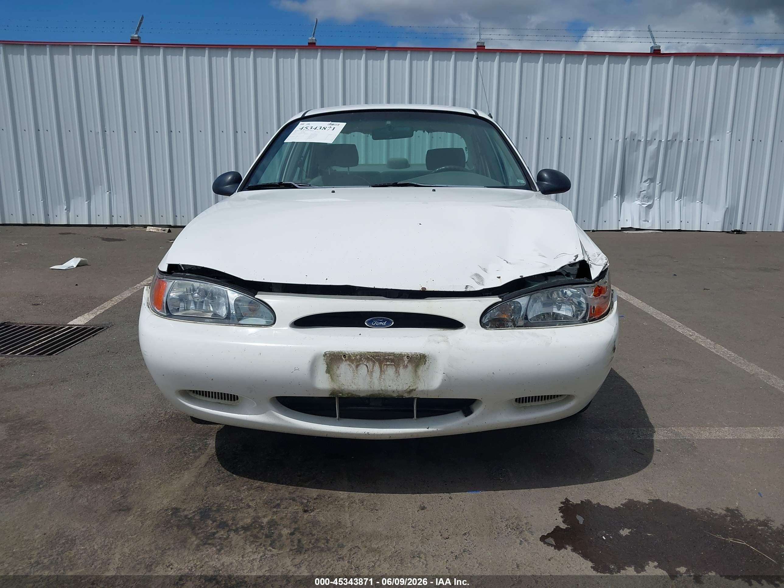 1998 Ford Escort Se White vin: 1FAFP13P7WW128025