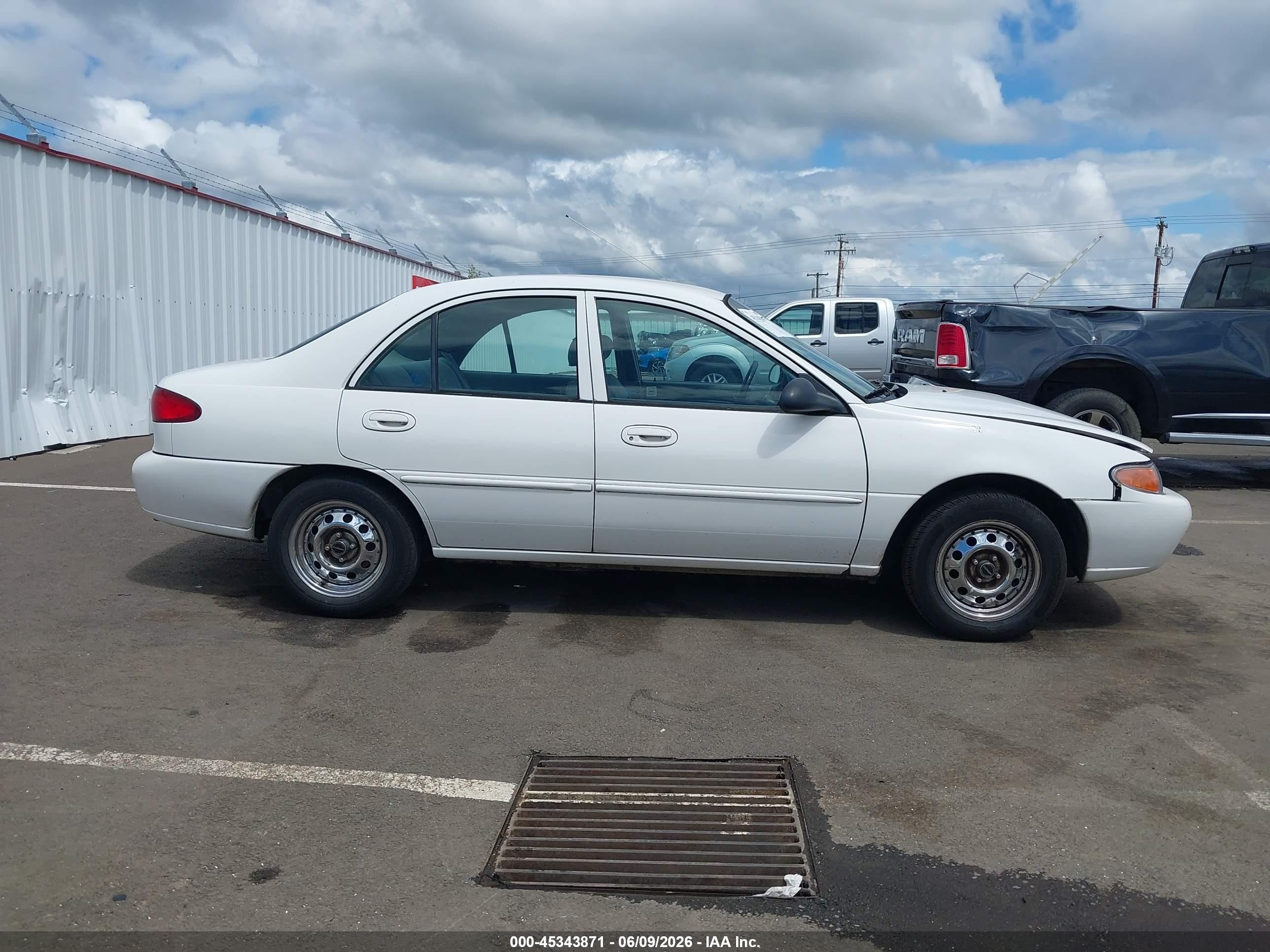 1998 Ford Escort Se White vin: 1FAFP13P7WW128025
