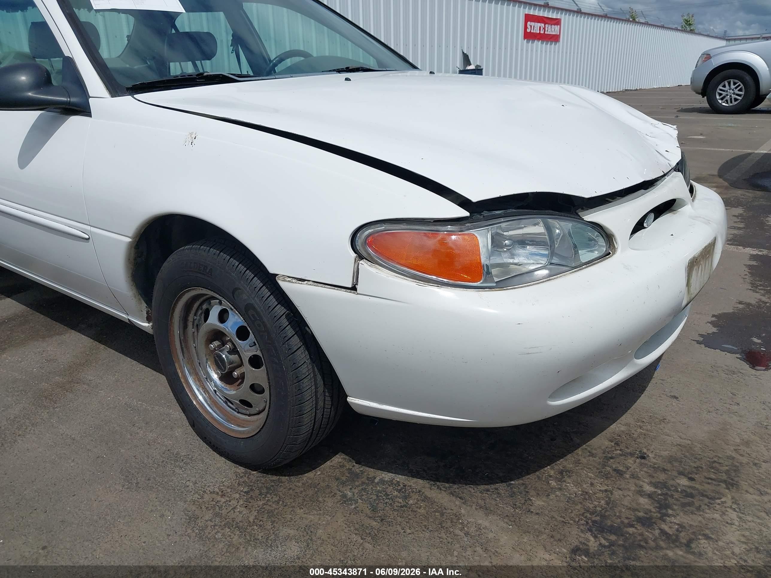 1998 Ford Escort Se White vin: 1FAFP13P7WW128025