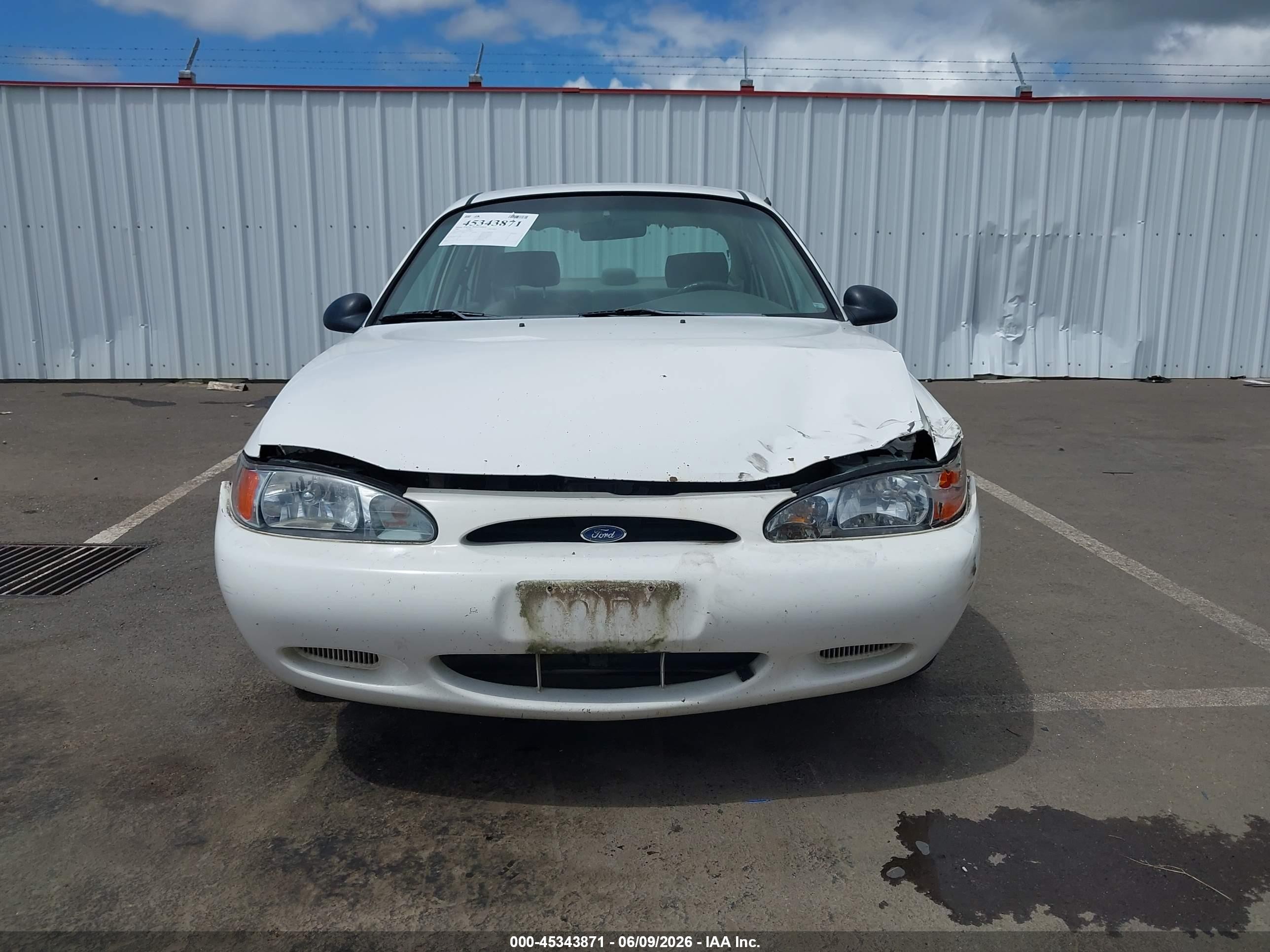 1998 Ford Escort Se White vin: 1FAFP13P7WW128025