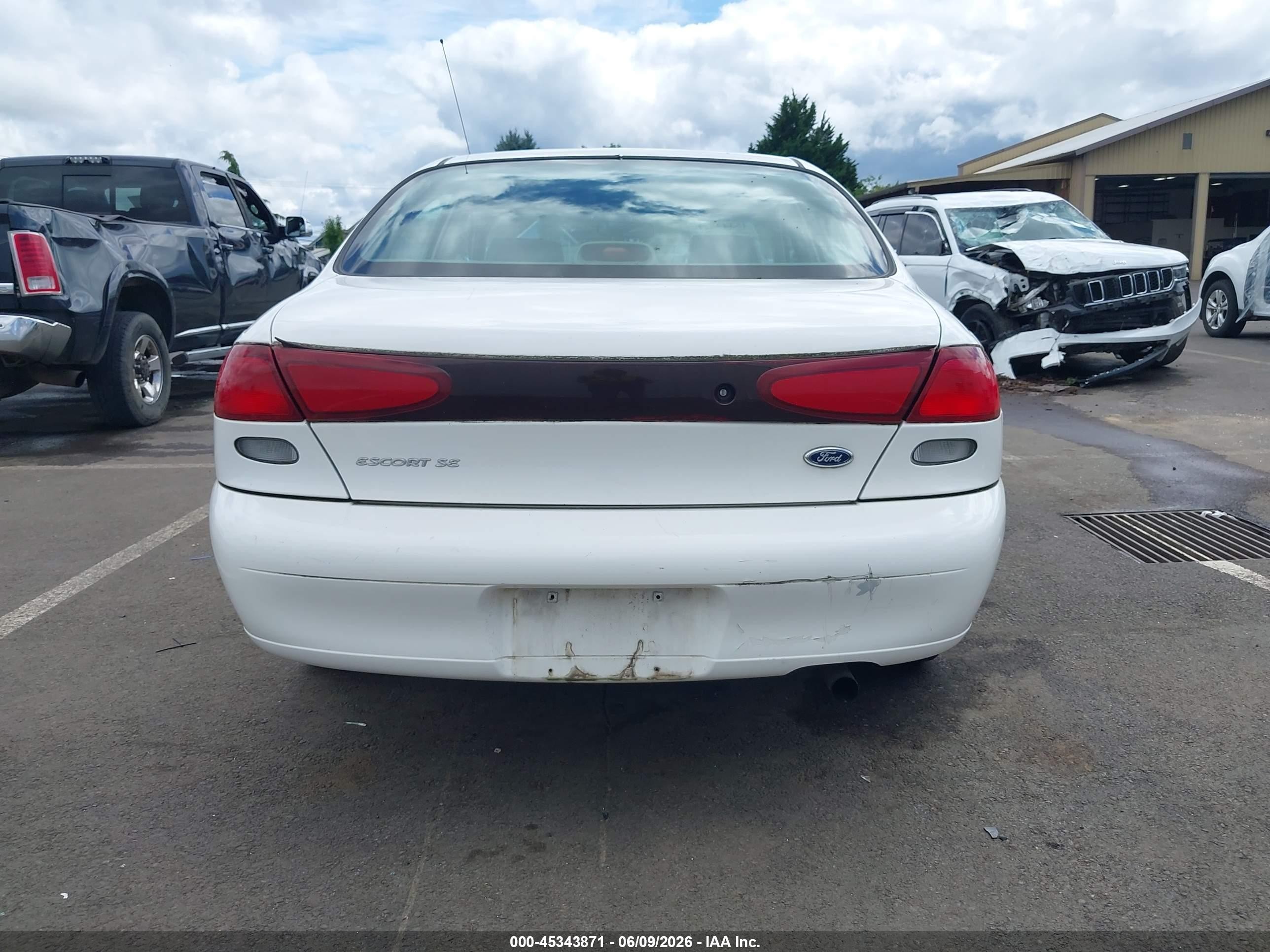 1998 Ford Escort Se White vin: 1FAFP13P7WW128025