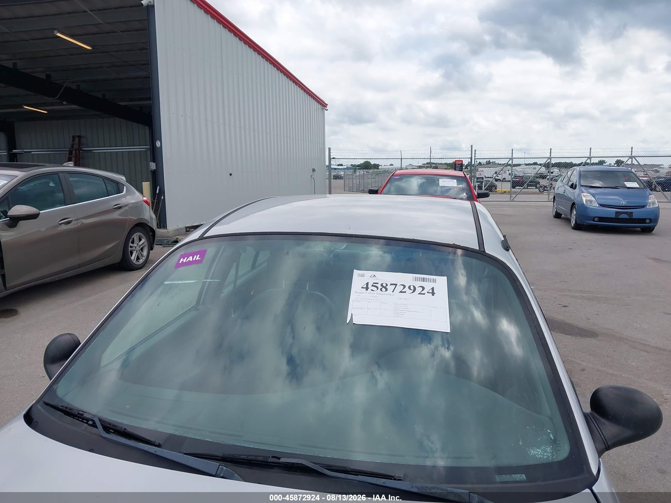 1998 Ford Escort Se Silver vin: 1FAFP13P8WW126137