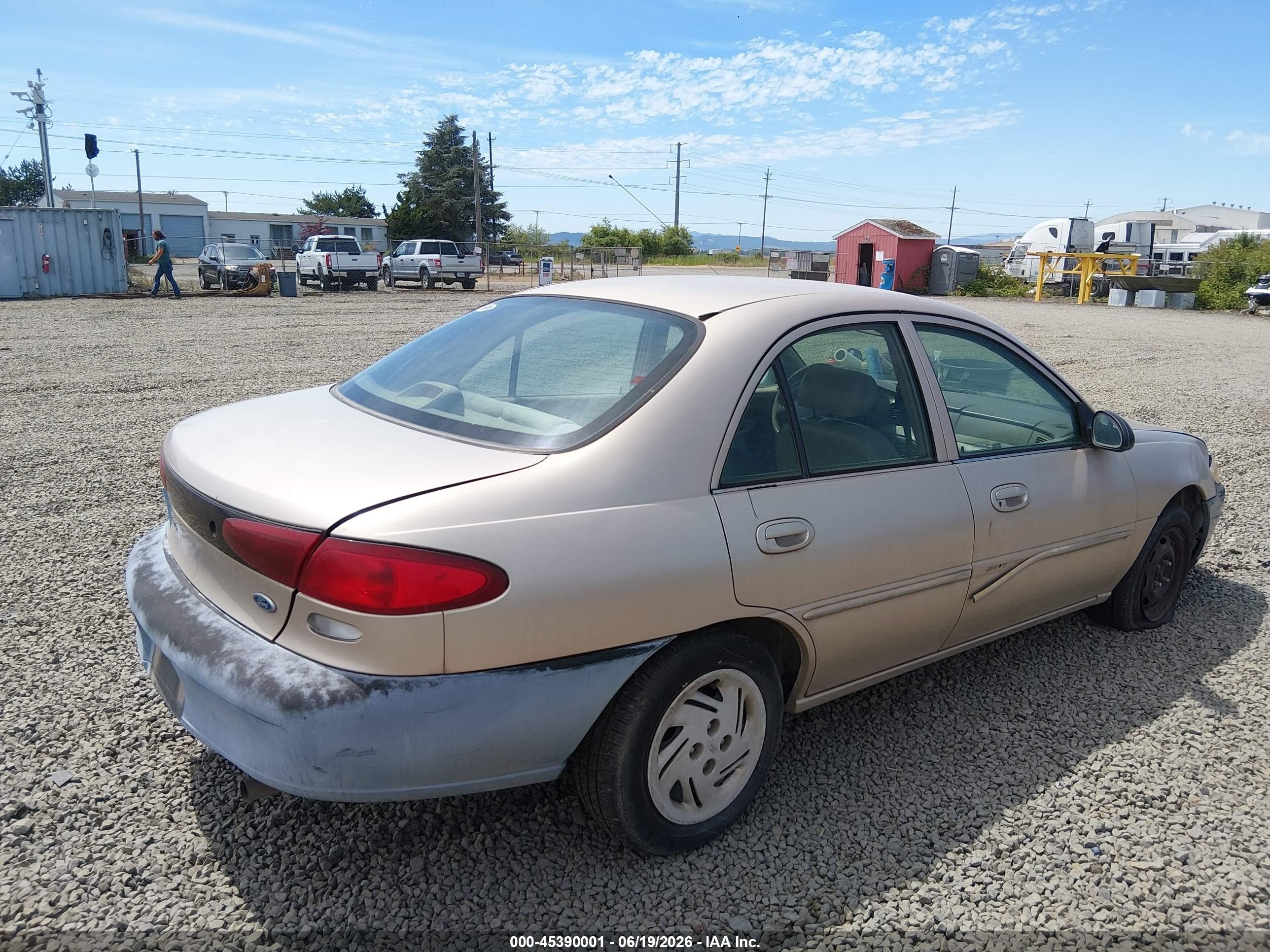 1998 Ford Escort Se Gold vin: 1FAFP13P9WW291761
