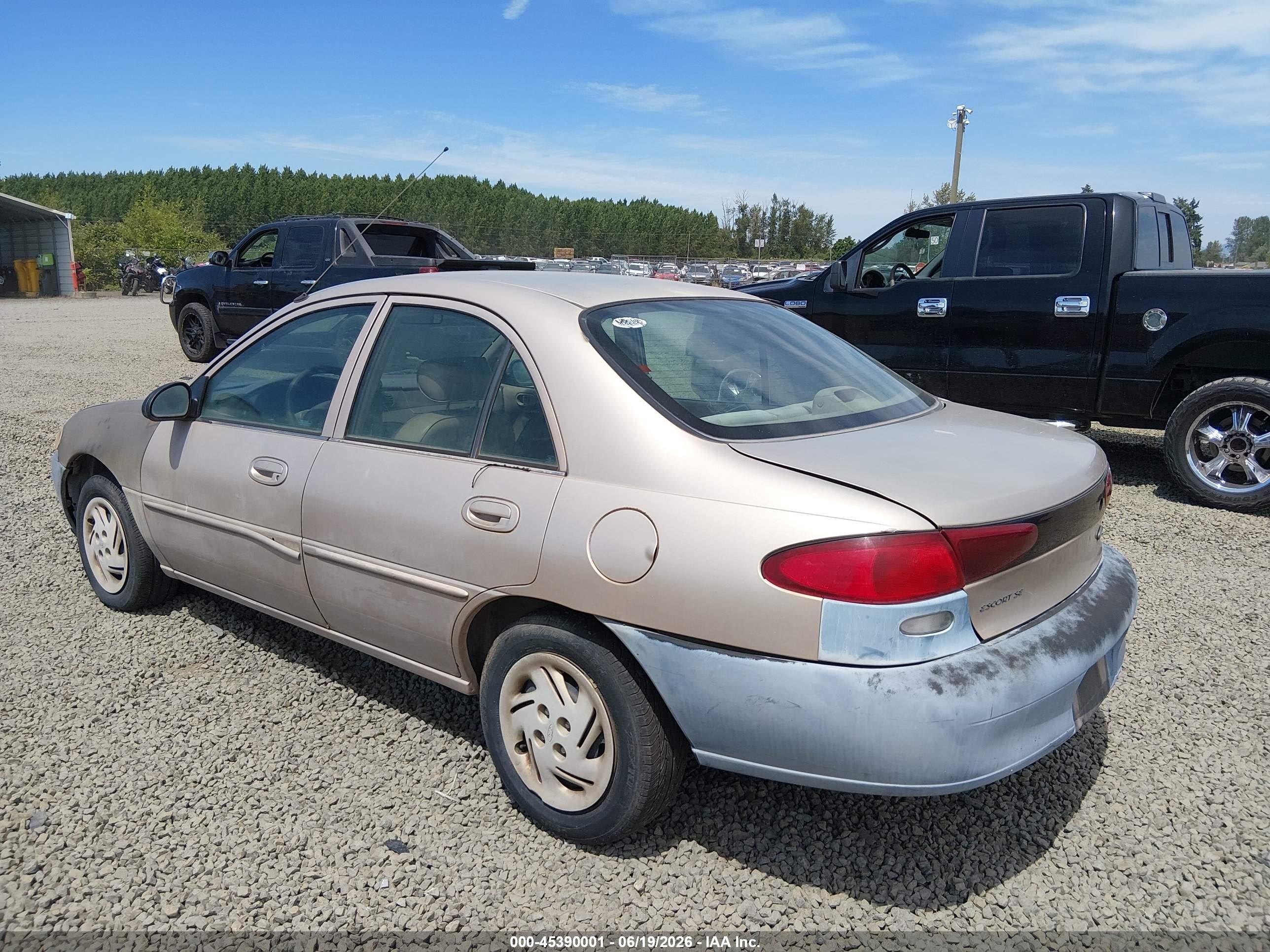 1998 Ford Escort Se Gold vin: 1FAFP13P9WW291761