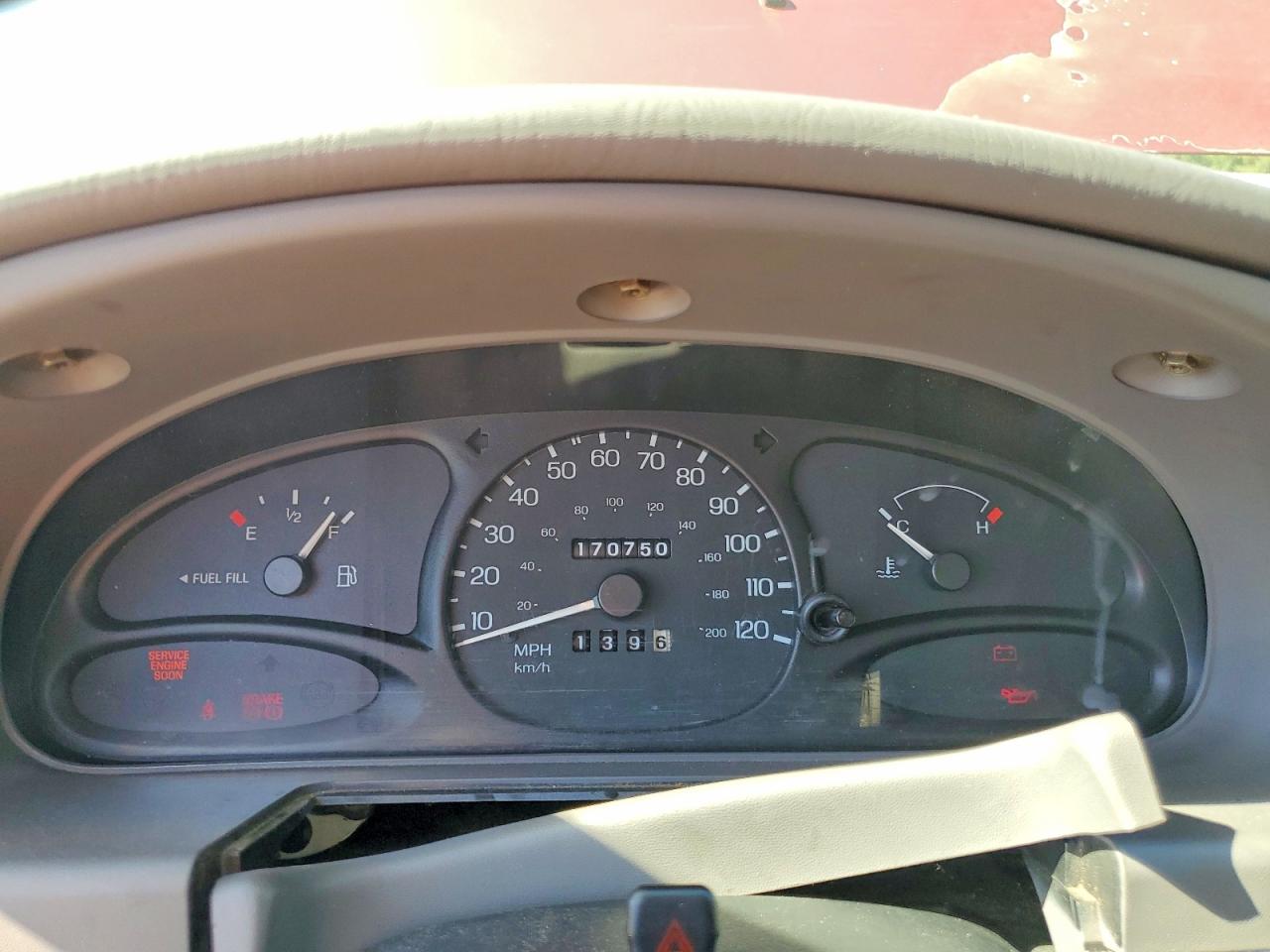 1999 Ford Escort Se Красный vin: 1FAFP13PXXW179469