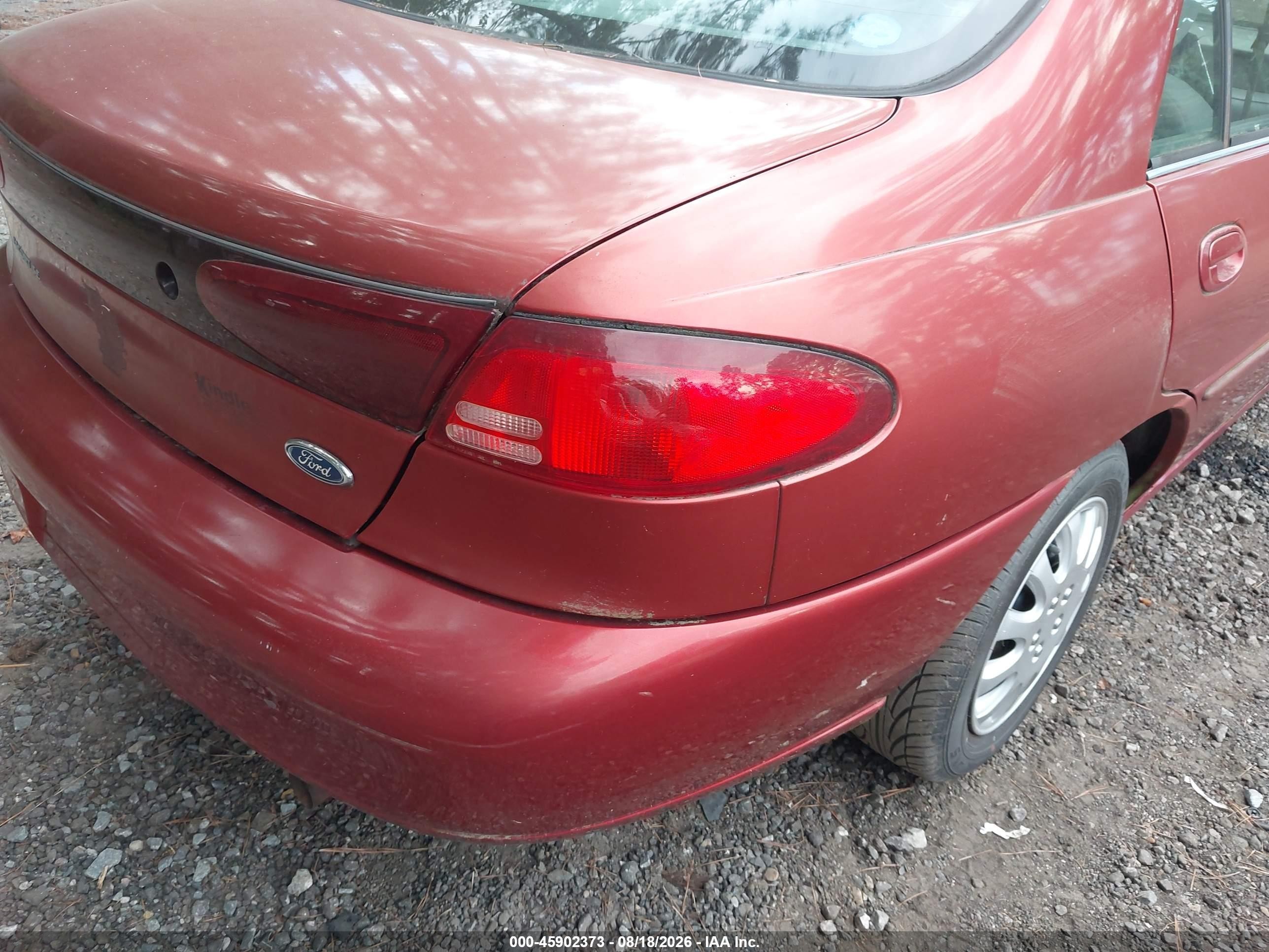 1999 Ford Escort Se Red vin: 1FAFP13PXXW248323