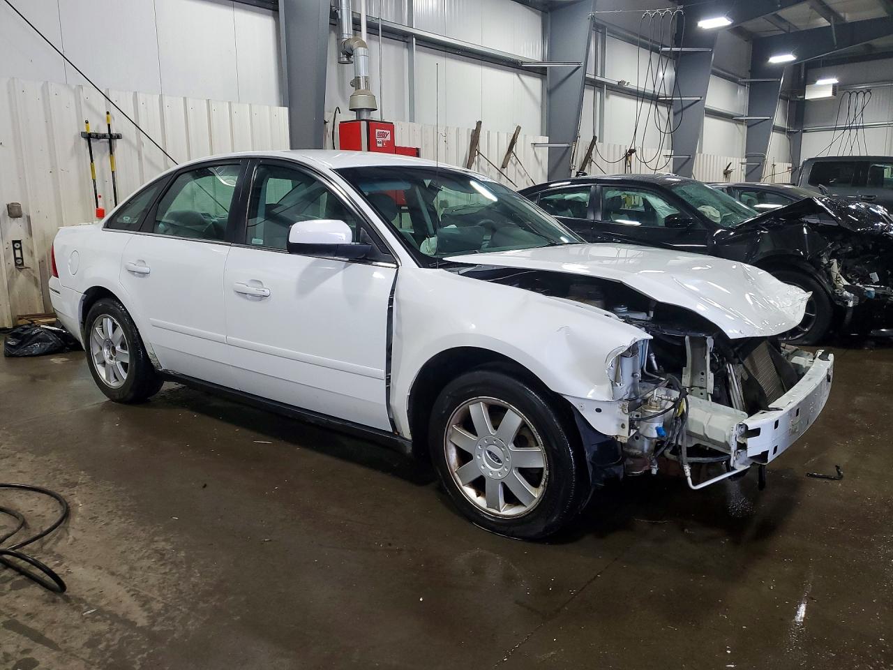 2005 Ford Five Hundred Se White vin: 1FAFP23105G177447